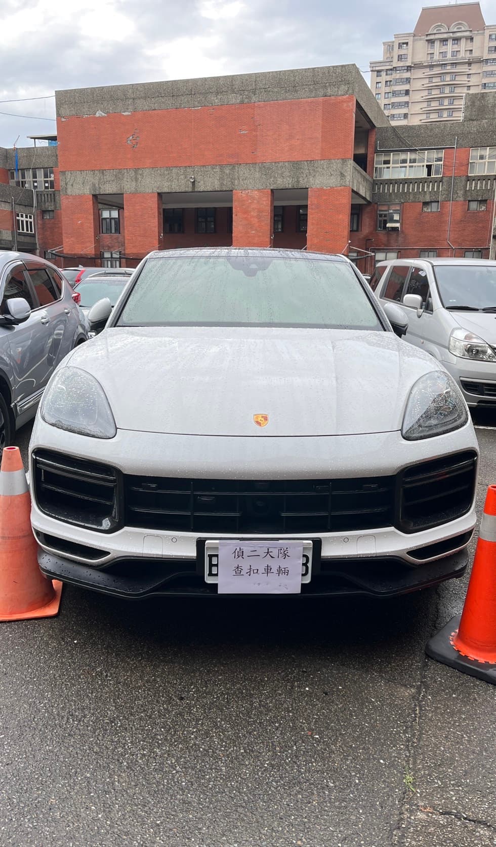 嫌犯用詐騙所得購買的保時捷休旅車。