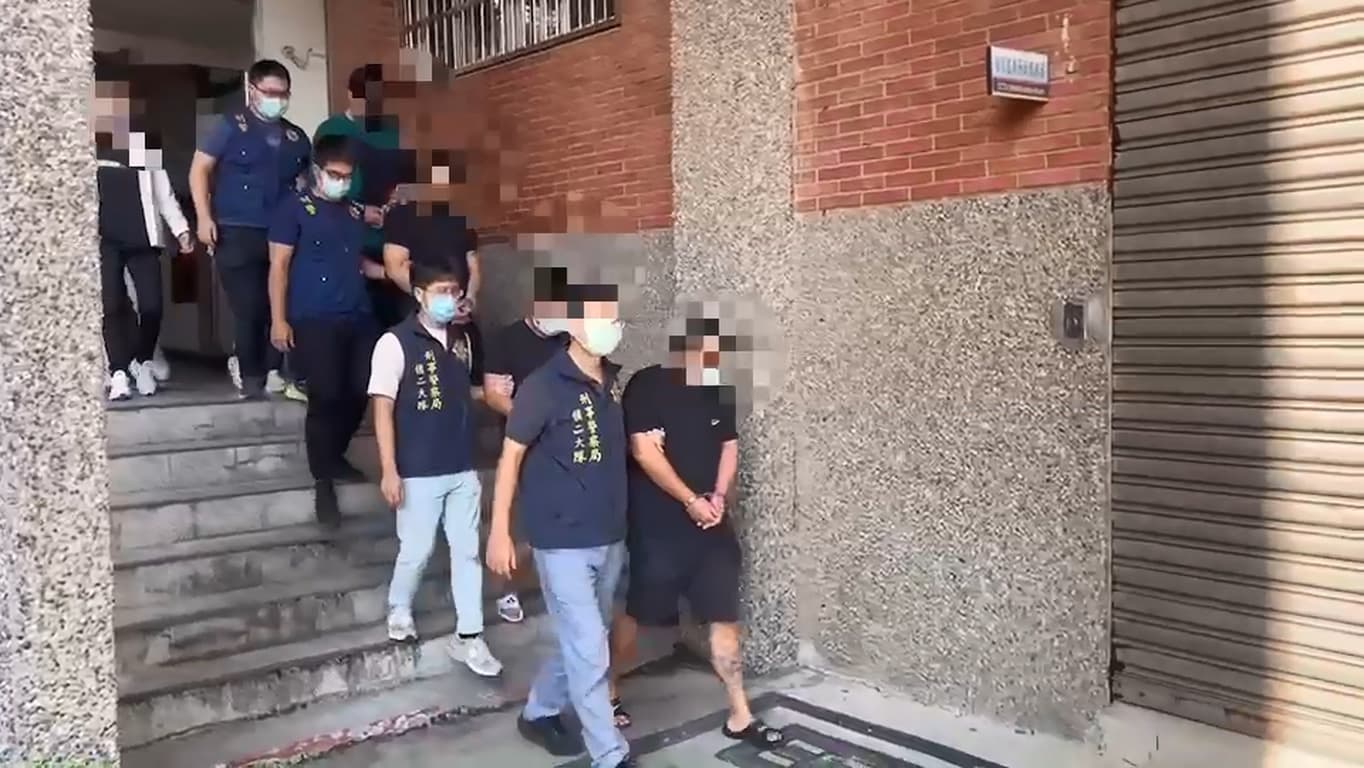 警方移送邱嫌（前一）等人。