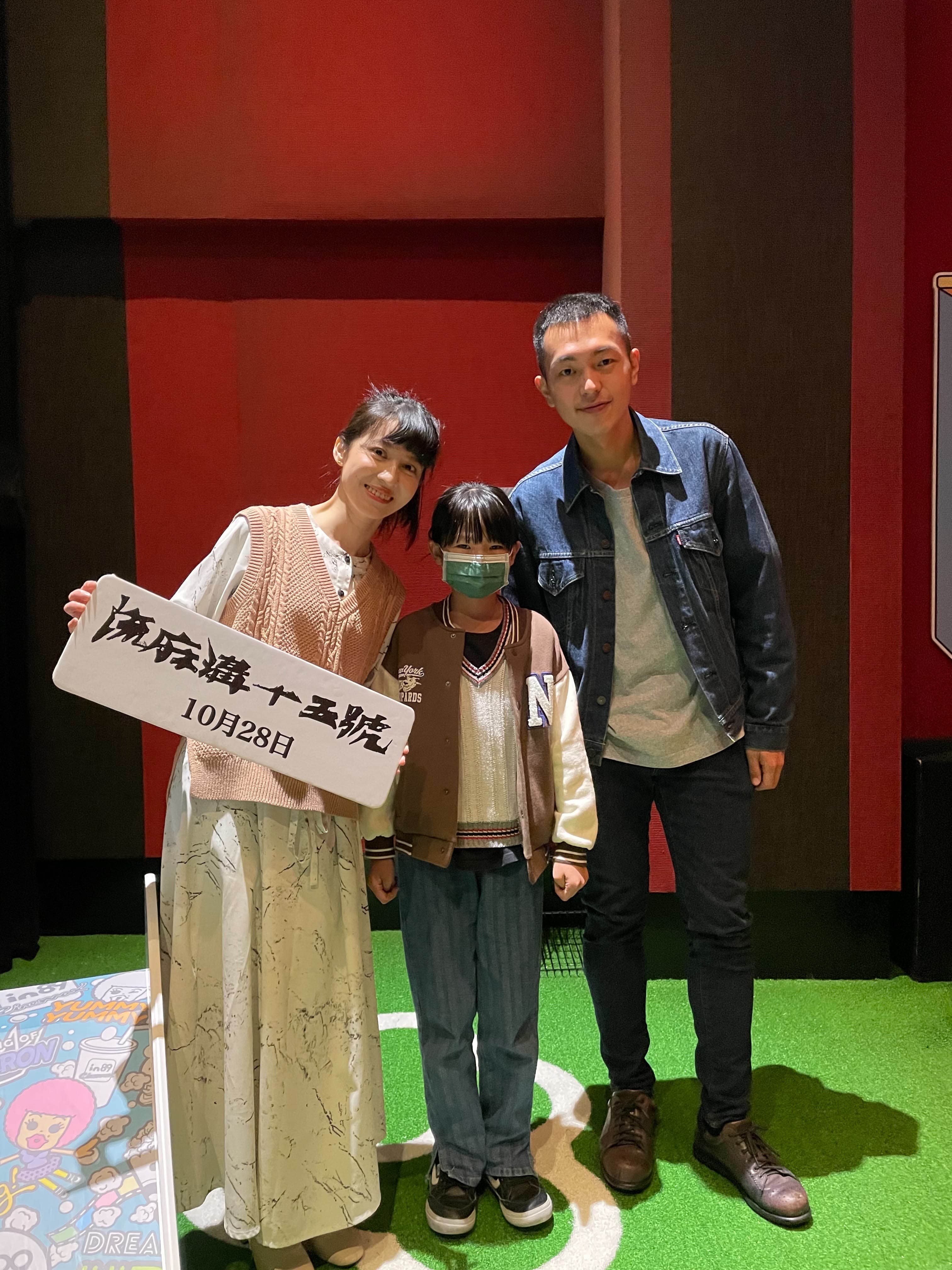 連俞涵與莊岳碰到年僅十歲的小女孩與家人一起觀影,她也呼籲觀眾帶手帕或毛巾看電影,才能放心走進故事。(牽猴子提供)