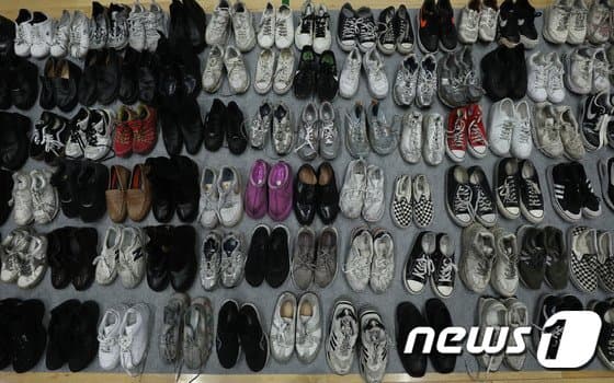 超過260雙的鞋子，等待主人來認領。（翻自《NEWS 1》）