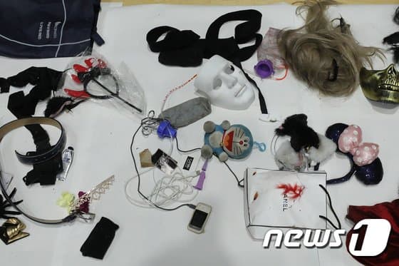 哆啦A夢、萬聖節道具，靜靜地等待主人來帶它們回家。（翻自《NEWS 1》）