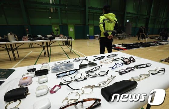 梨泰院事故現場找回的眼鏡。（翻自《NEWS 1》）
