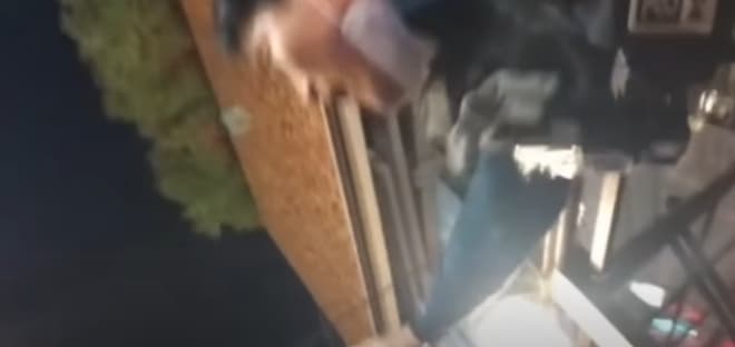 1名員警喊破喉嚨不斷叫民眾回頭，不要再往事發地點前進。（翻攝自니꼬라지TV YouTube）