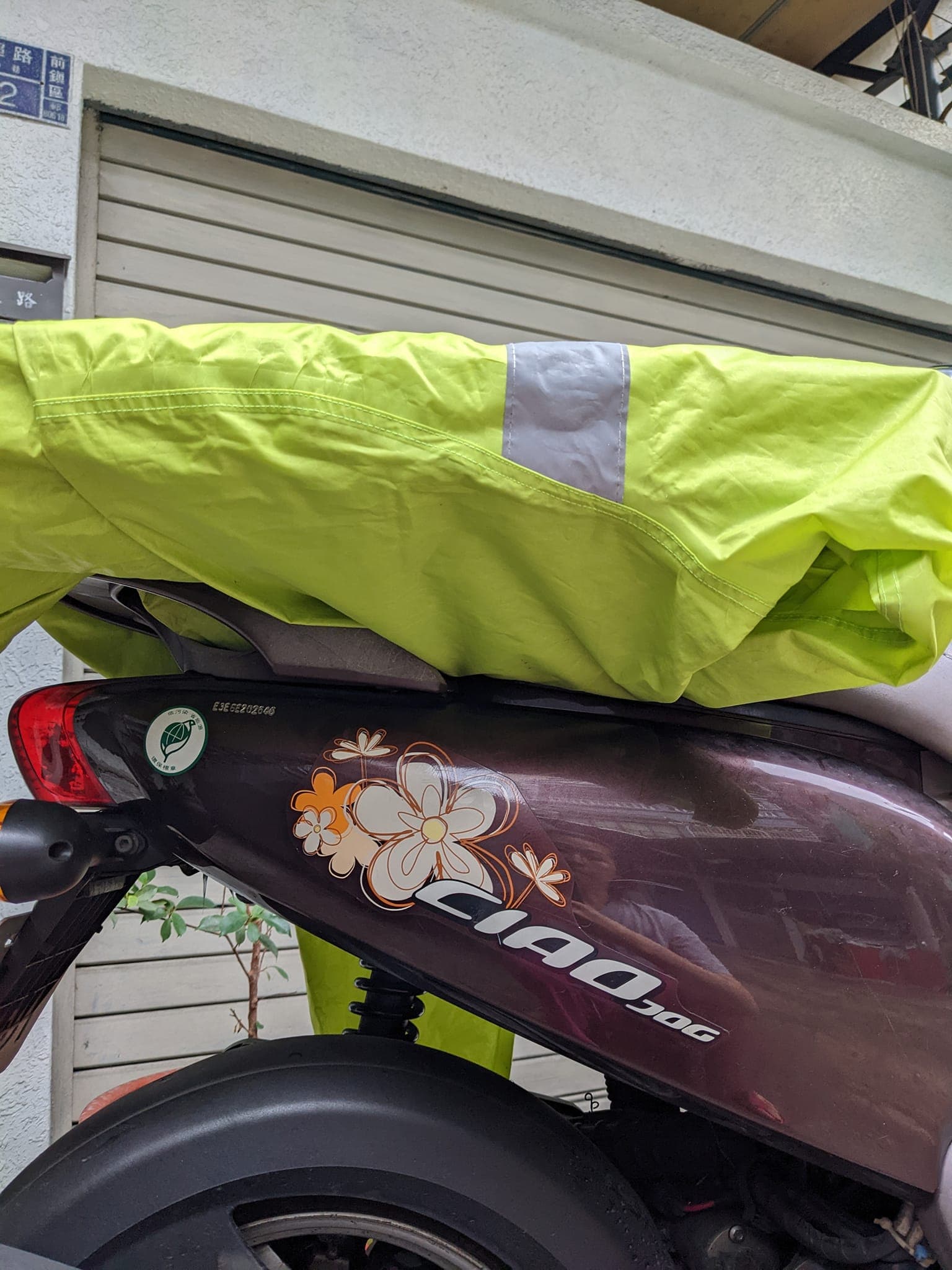 有網友分享如何用一件雨衣將整盒大披薩綁在機車後座。(翻攝自Costco好市多 商品經驗老實說)