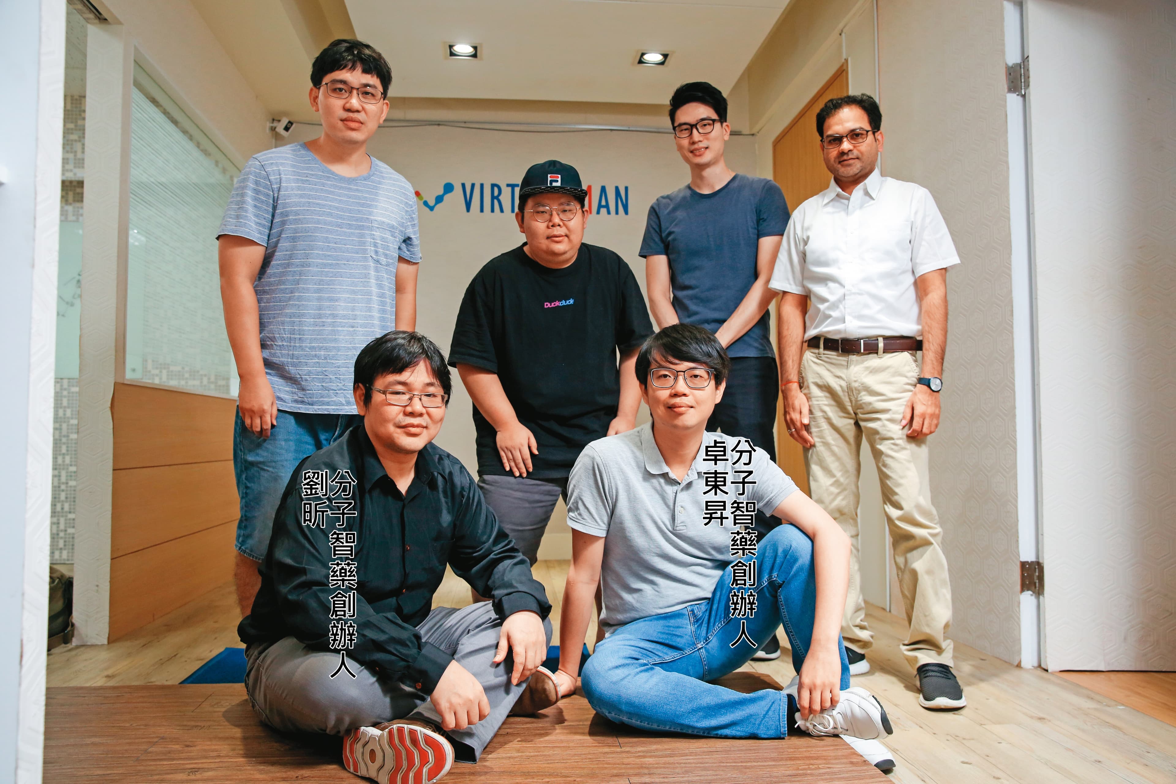 分子智藥所提供的AI輔助設計藥物服務,已獲得國內十幾家生技製藥公司與機構的採用。分子智藥創辦人劉昕(前排左)與分子智藥創辦人卓東昇(前排右)。