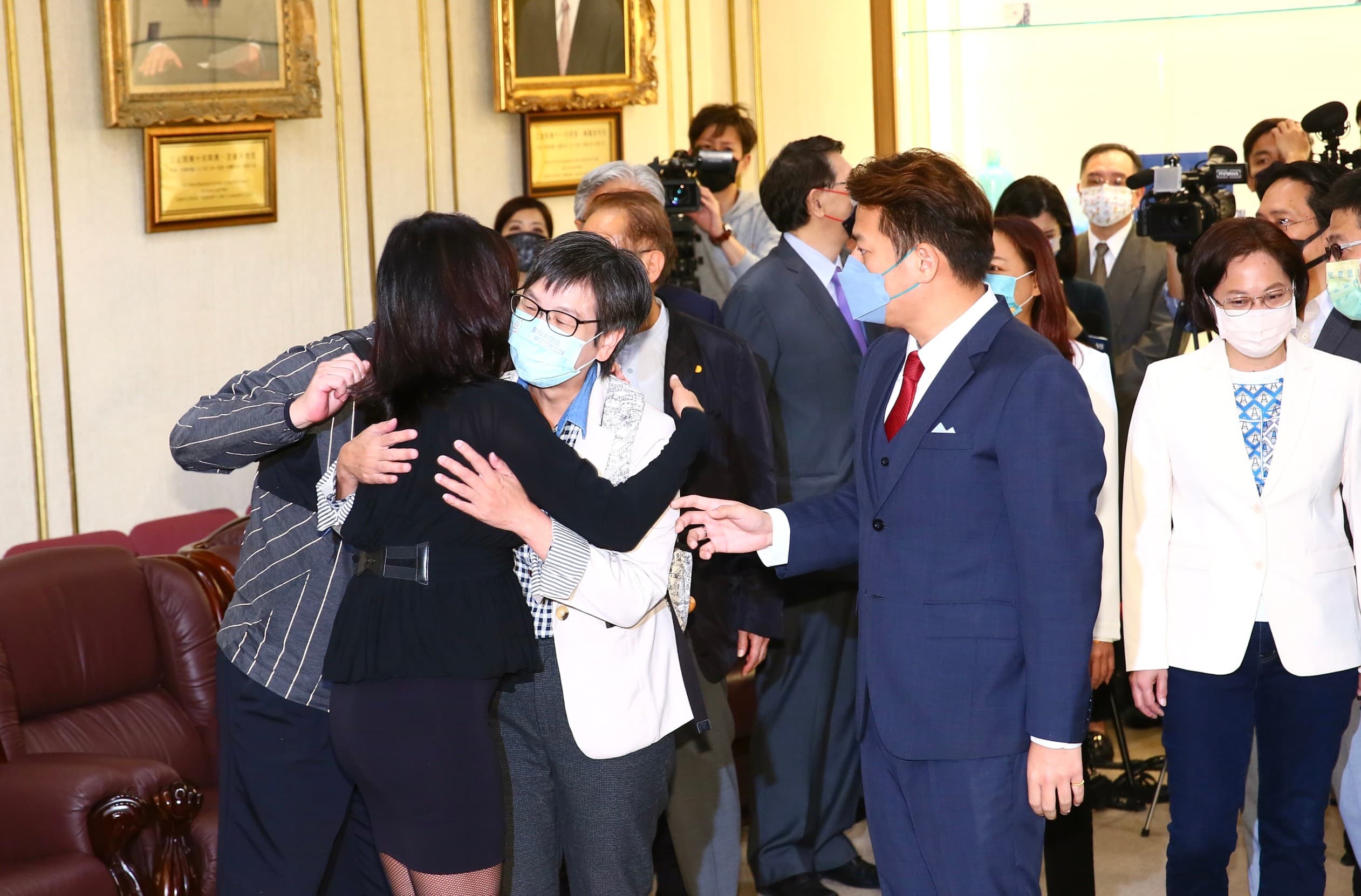吳欣盈遞補蔡壁如留下的空缺進入立院,今宣誓就職與蔡壁如相擁致意。