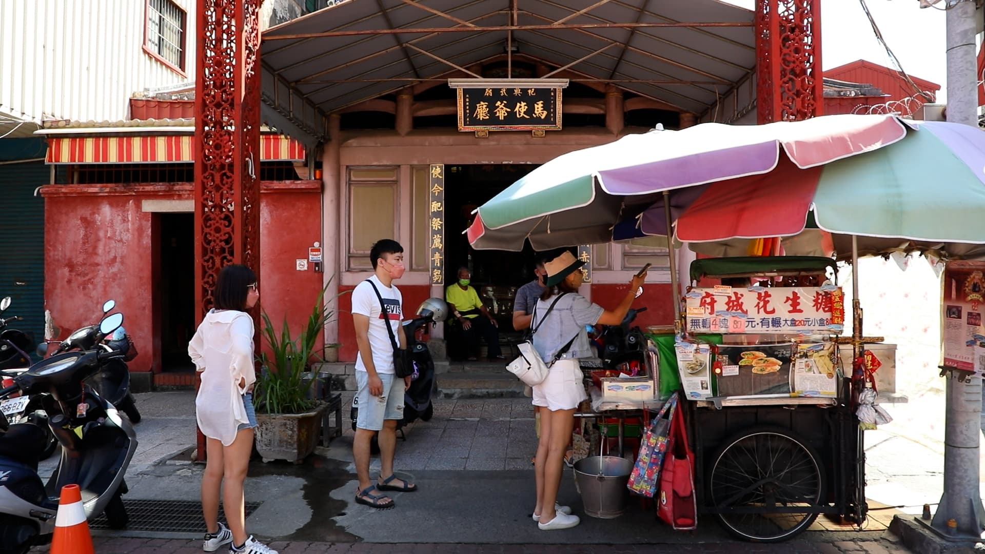 「土豆伯府城花生糖」在台南祀典武廟旁,擺攤超過70年。