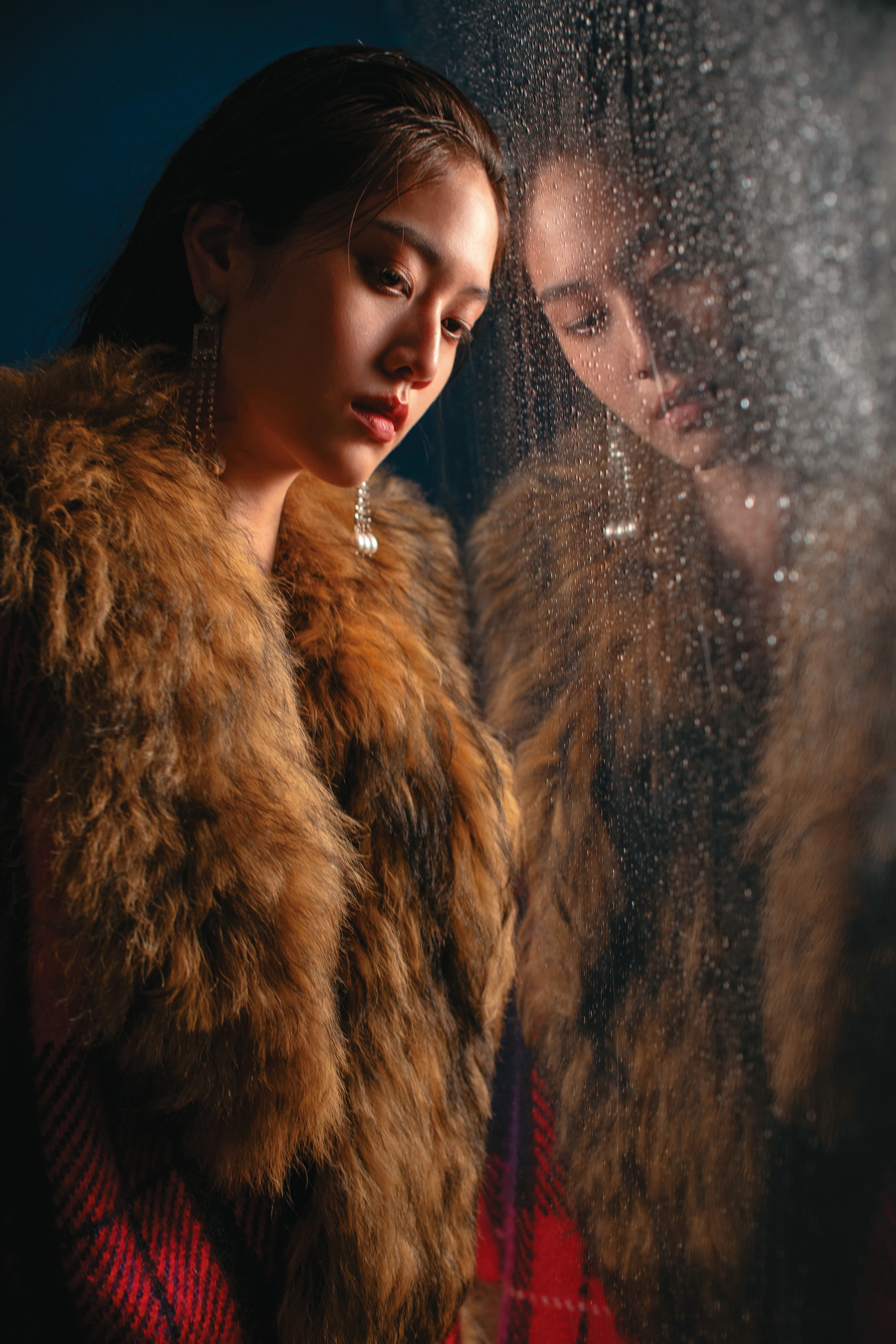 格紋大衣 NT$255,100 by GUCCI/水晶耳環 NT$32,800 by Roger Vivier