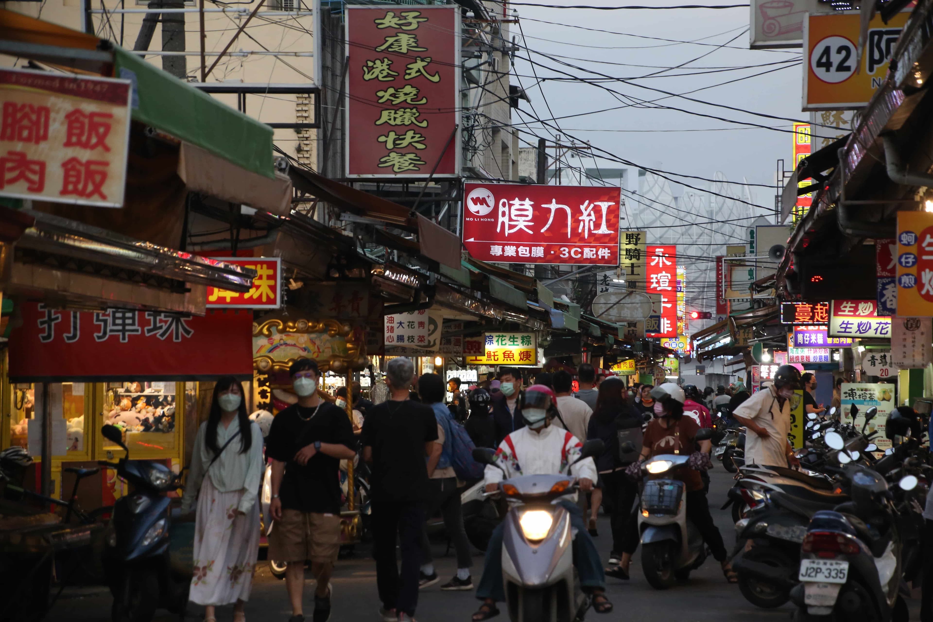 「上讚粉腸肉圓」位於屏東市每天都熱鬧非凡的「民族夜市」裡。