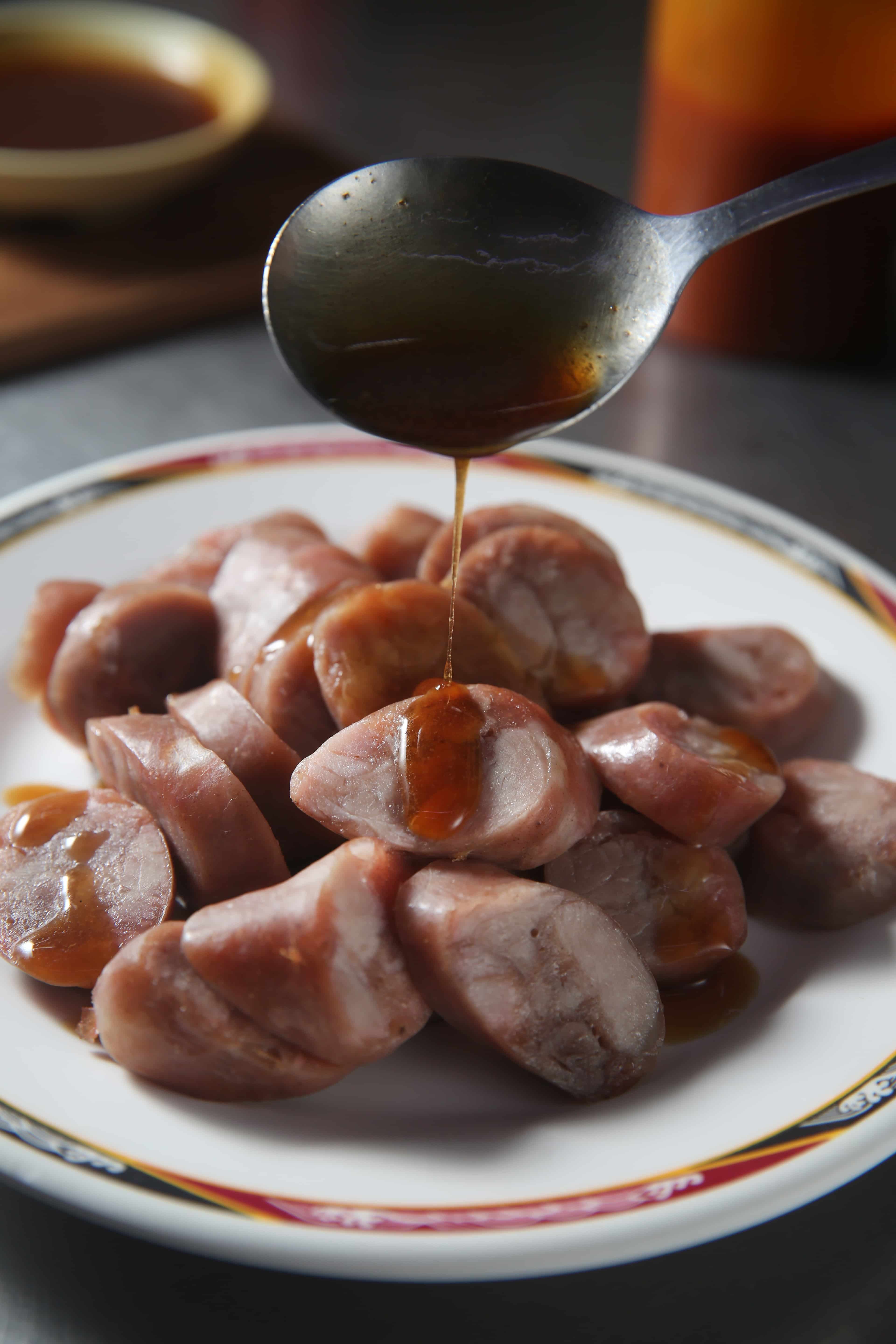 一塊塊「粉腸」透著莫蘭迪色澤的粉嫩，腸衣包裹的厚實肉塊香甜帶嚼勁。（170元／斤，圖中份量為50元／份）