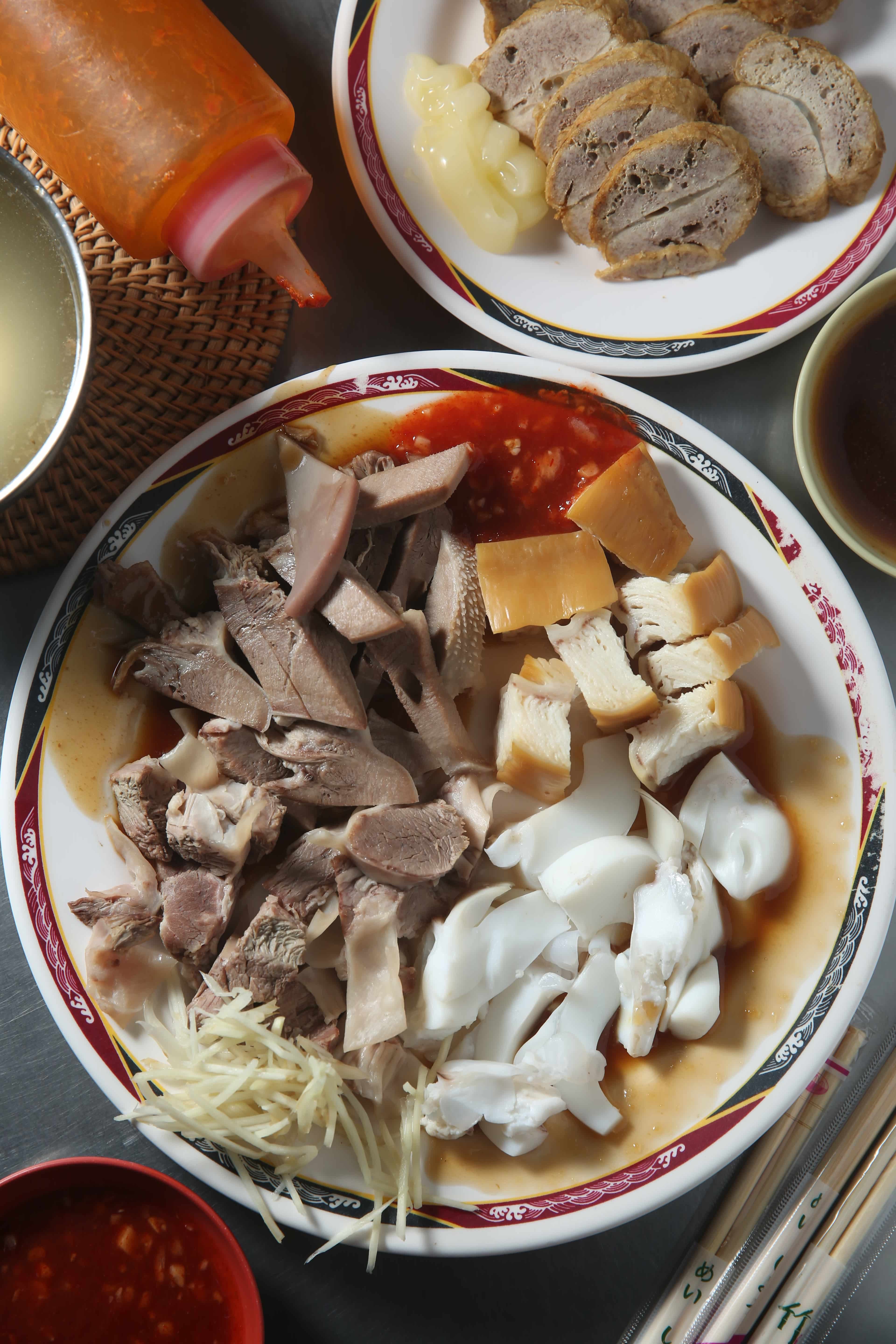 點「黑白切」，挑好想要的品項再報人數，接下來就交給老闆處理囉！（圖中分量為200元，2人份）