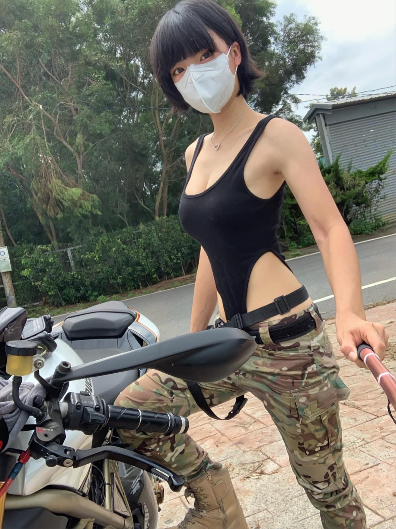 短髮正妹曾在9月PO出身穿高衩連身泳衣,搭配迷彩長褲的火辣照片。(翻攝自當事人臉書)