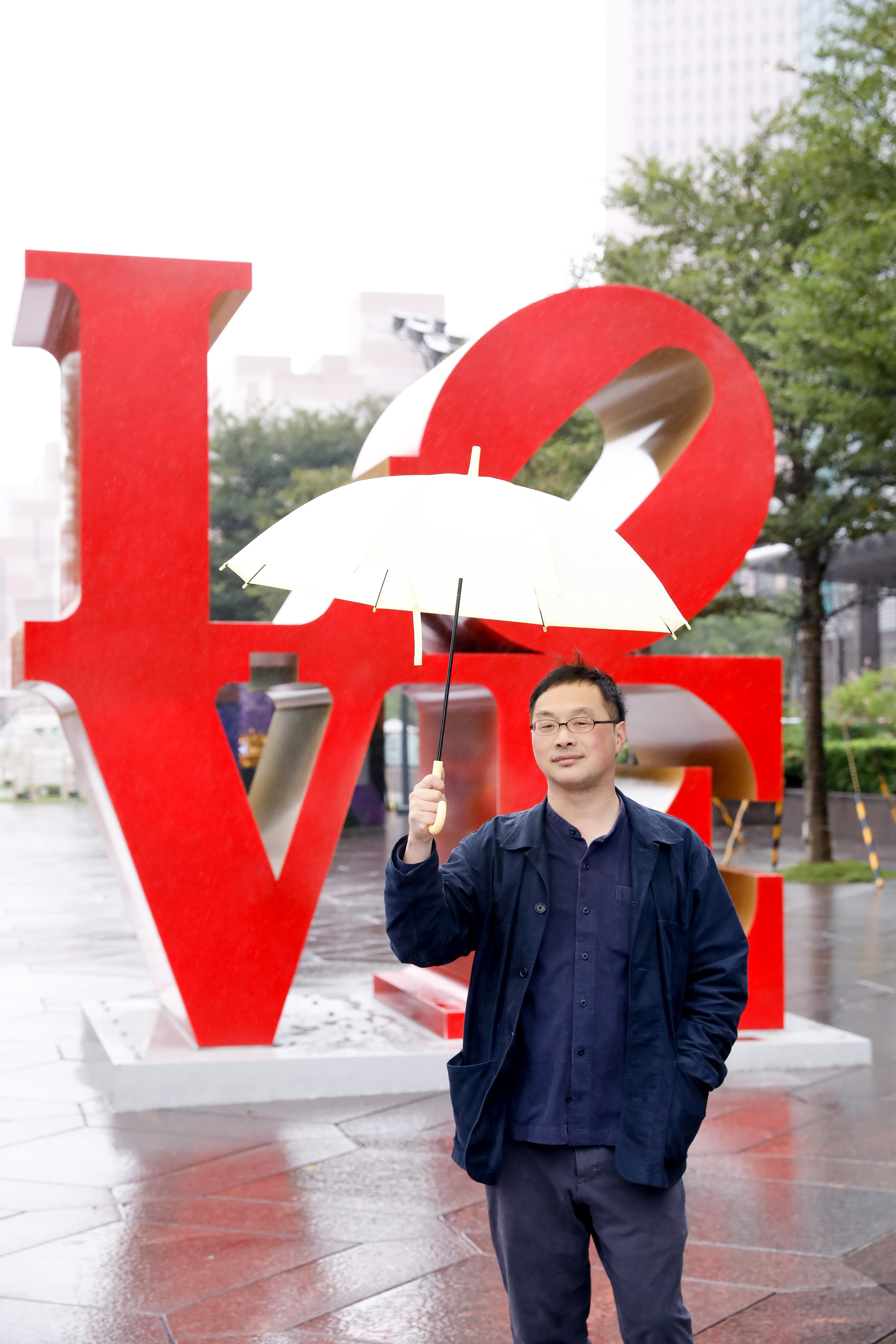 台北雨勢不斷，101前更伴隨強風，深田晃司手中的雨傘還被吹跑，大導演也只能當街奔跑追雨傘。