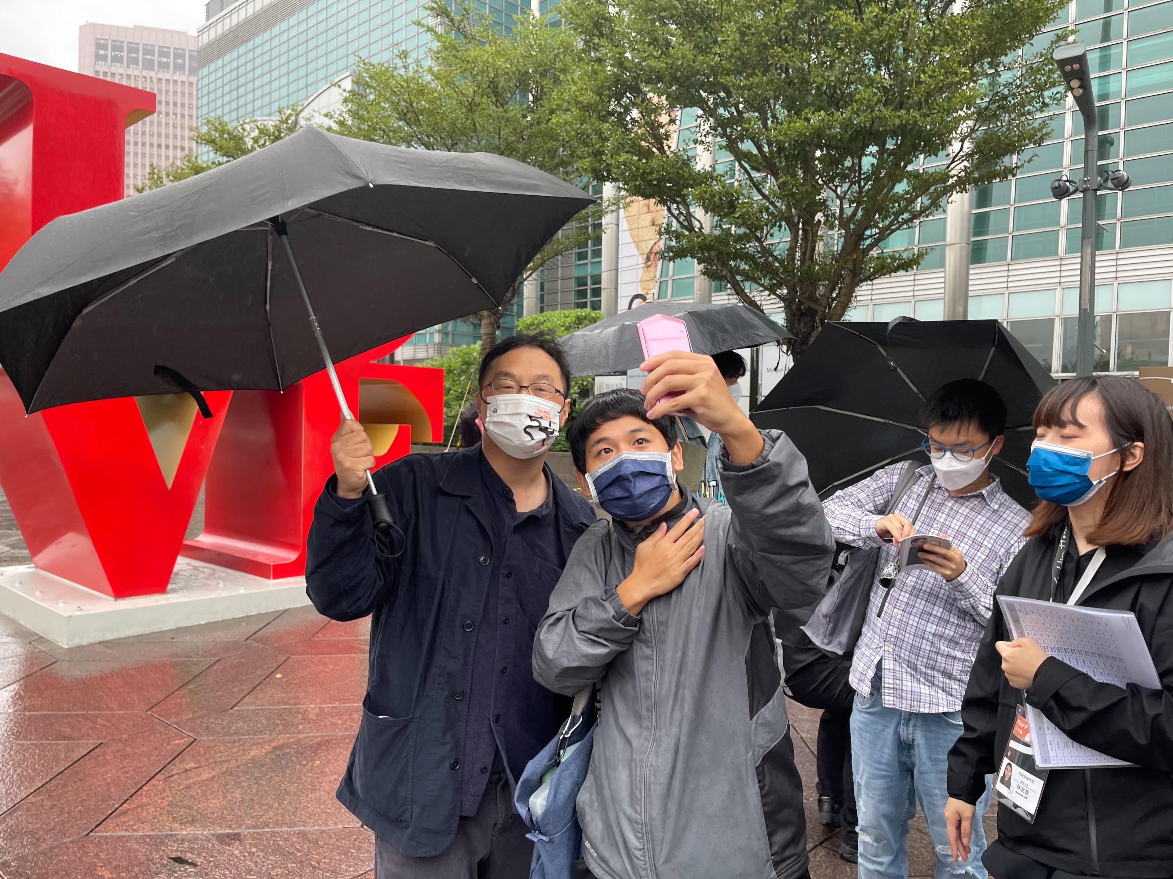 無畏風雨，不少粉絲等在現場要與深田晃司合影留念。（海鵬提供）