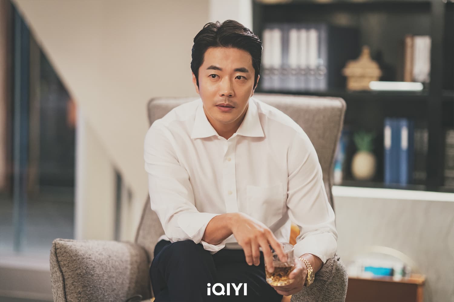 權相佑在《謝幕》飾演河智苑前未婚夫,土豪撒金包下飯店最貴房間3個月。(愛奇藝國際站提供)