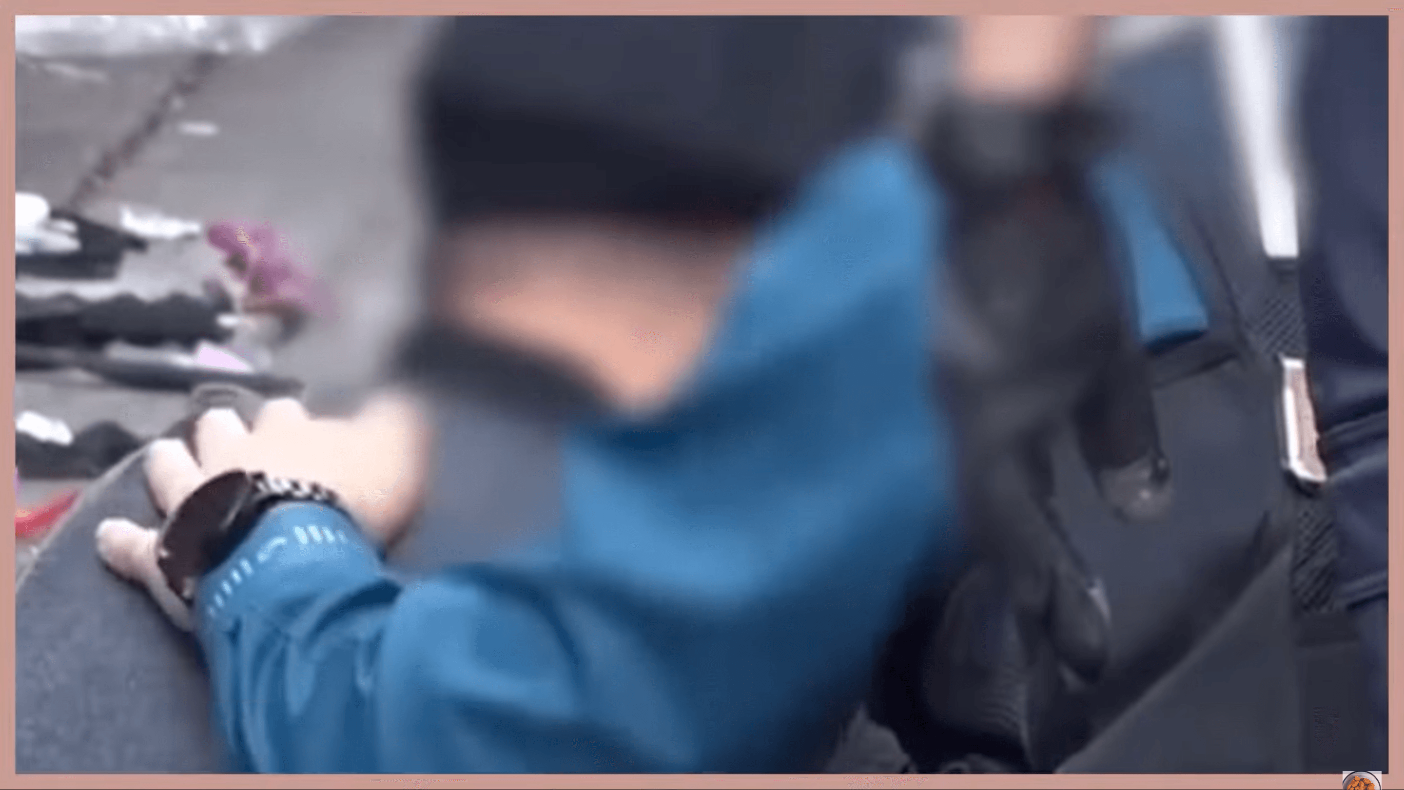 警察最終拍背安慰阿伯,並且和阿伯一起哭成一團。(翻攝自YouTube)
