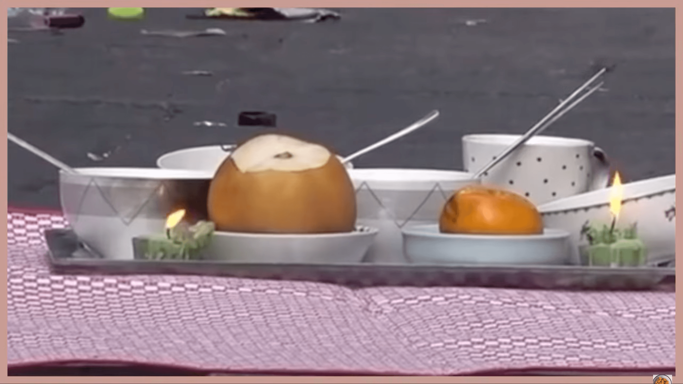 阿伯準備了許多食物來祭拜亡者。(翻攝自YouTube)