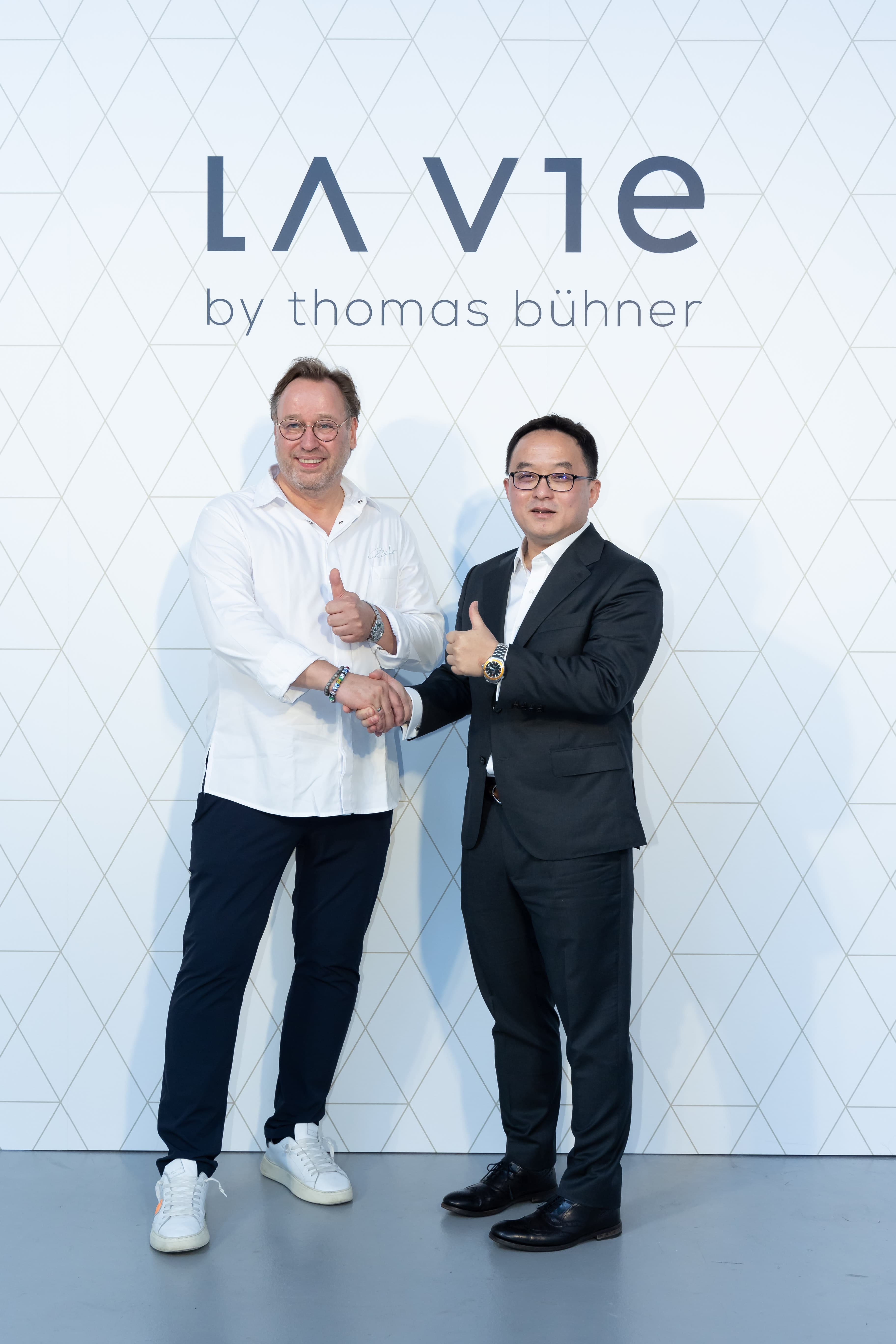 「風味睿麗餐飲」執行長吳睿弘(右)力邀Thomas Bühner(左)來台灣一展身手,新餐廳由兩方共同投資管理。(La Vie by Thomas Bühner提供)