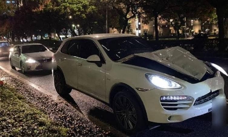 保時捷車頭整個內凹,可見撞擊力道之大。(翻攝畫面)
