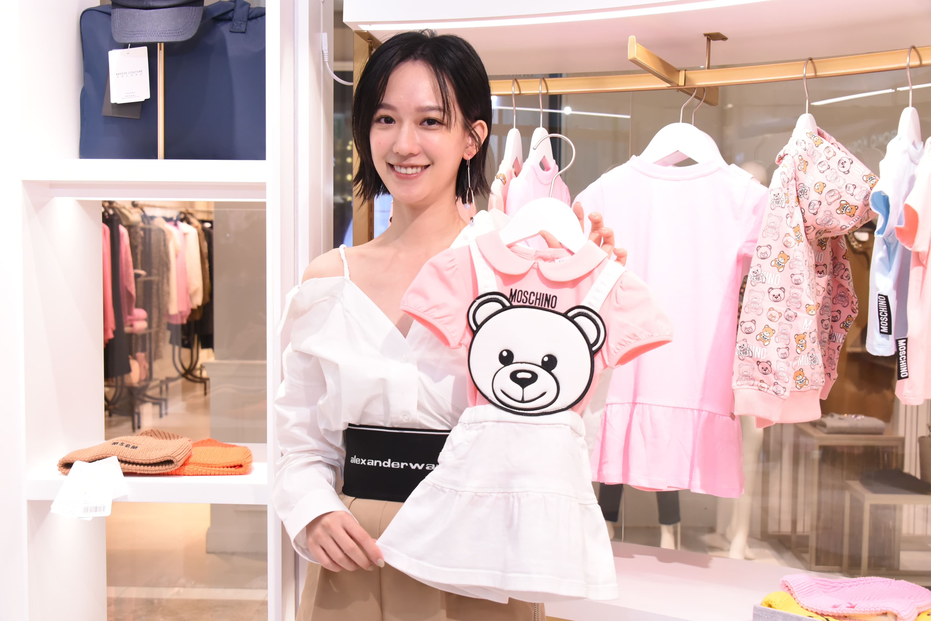 孟耿如逛babyMadison,為女兒挑了一件Moschino熊熊吊帶裙。(Breeze Couture提供)