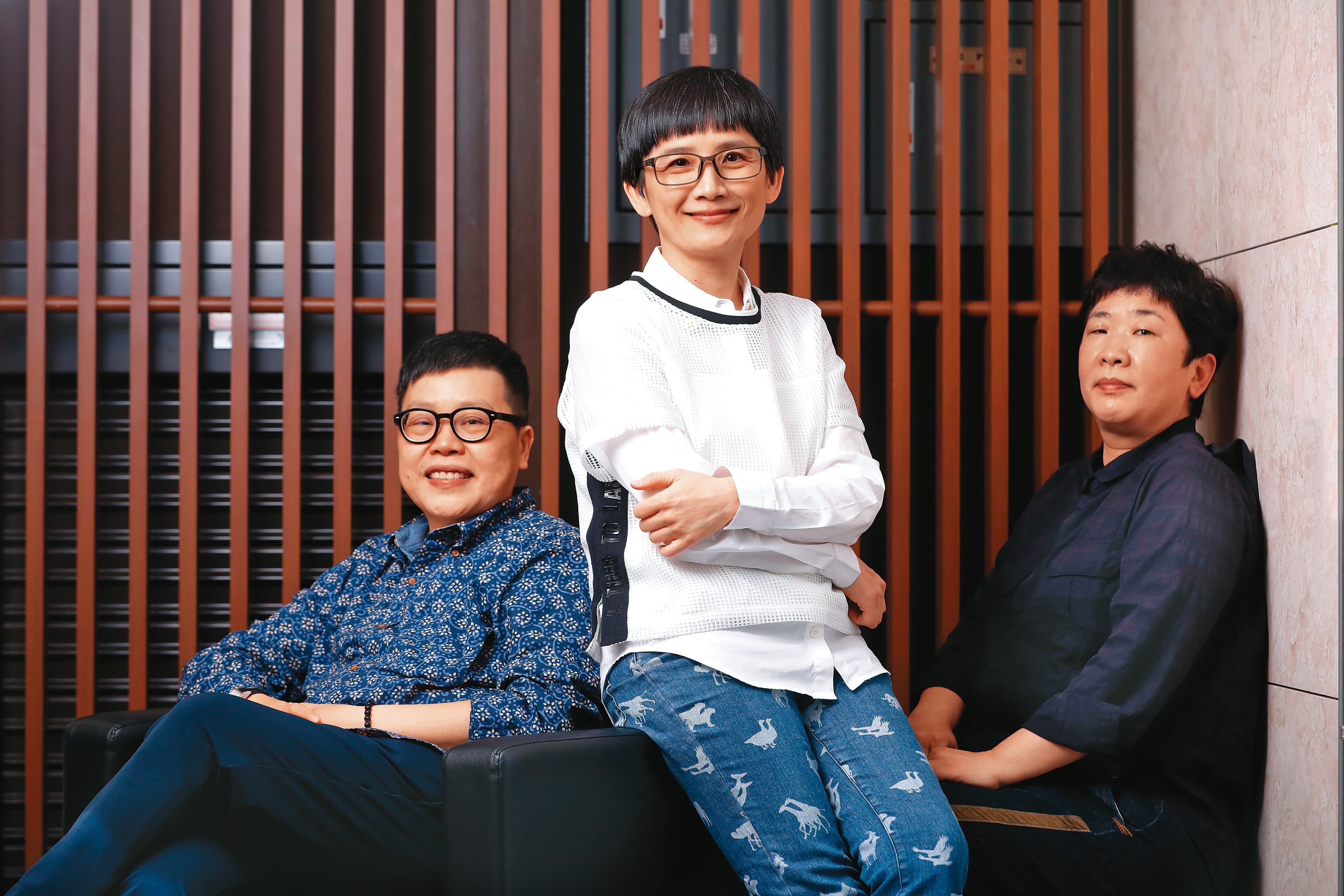 總監製葉如芬(左起 )、導演卓立與編劇溫郁芳首度攜手,費時近3年打造劇集《她和她的她》。