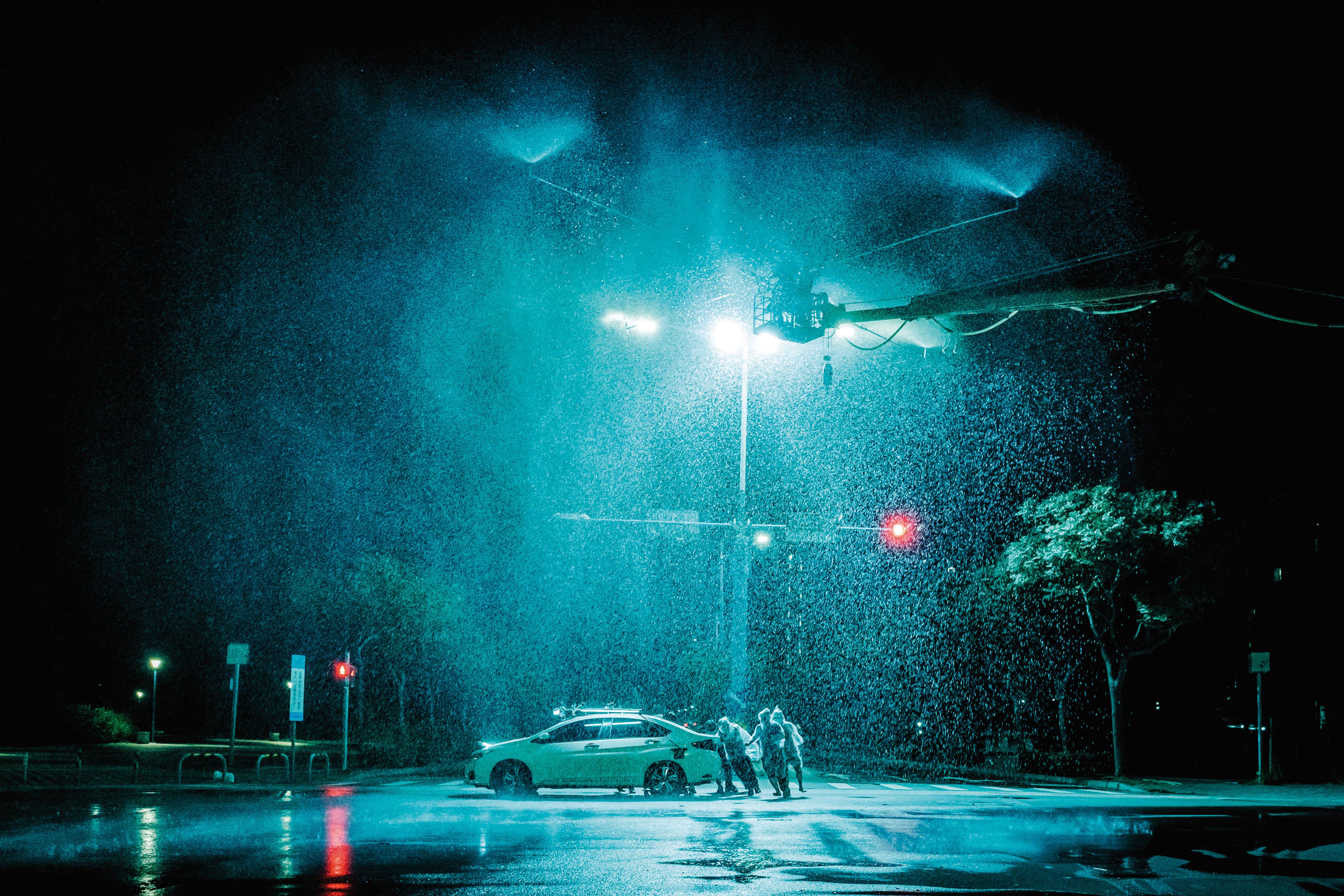 《她》劇的雨戲及車禍戲拍攝過程寫實,後製期再運用特效鏡頭合成,讓畫面更逼真。(Netflix提供)