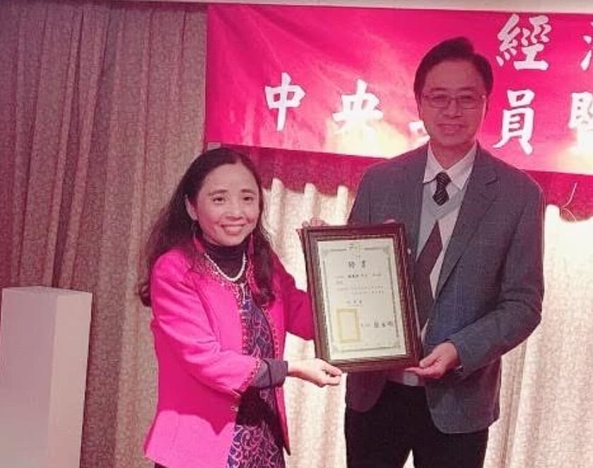 張善政(右)接受經濟黨主席張采明(右)頒發榮譽總顧問聘書。(讀者提供)