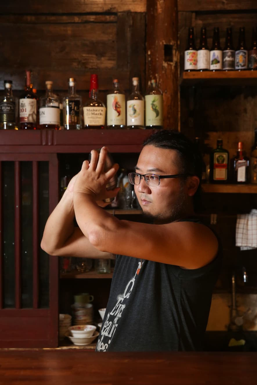 愛上鹿港而移居的阿良，和夥伴在這個空間裡盡情揮灑想像。