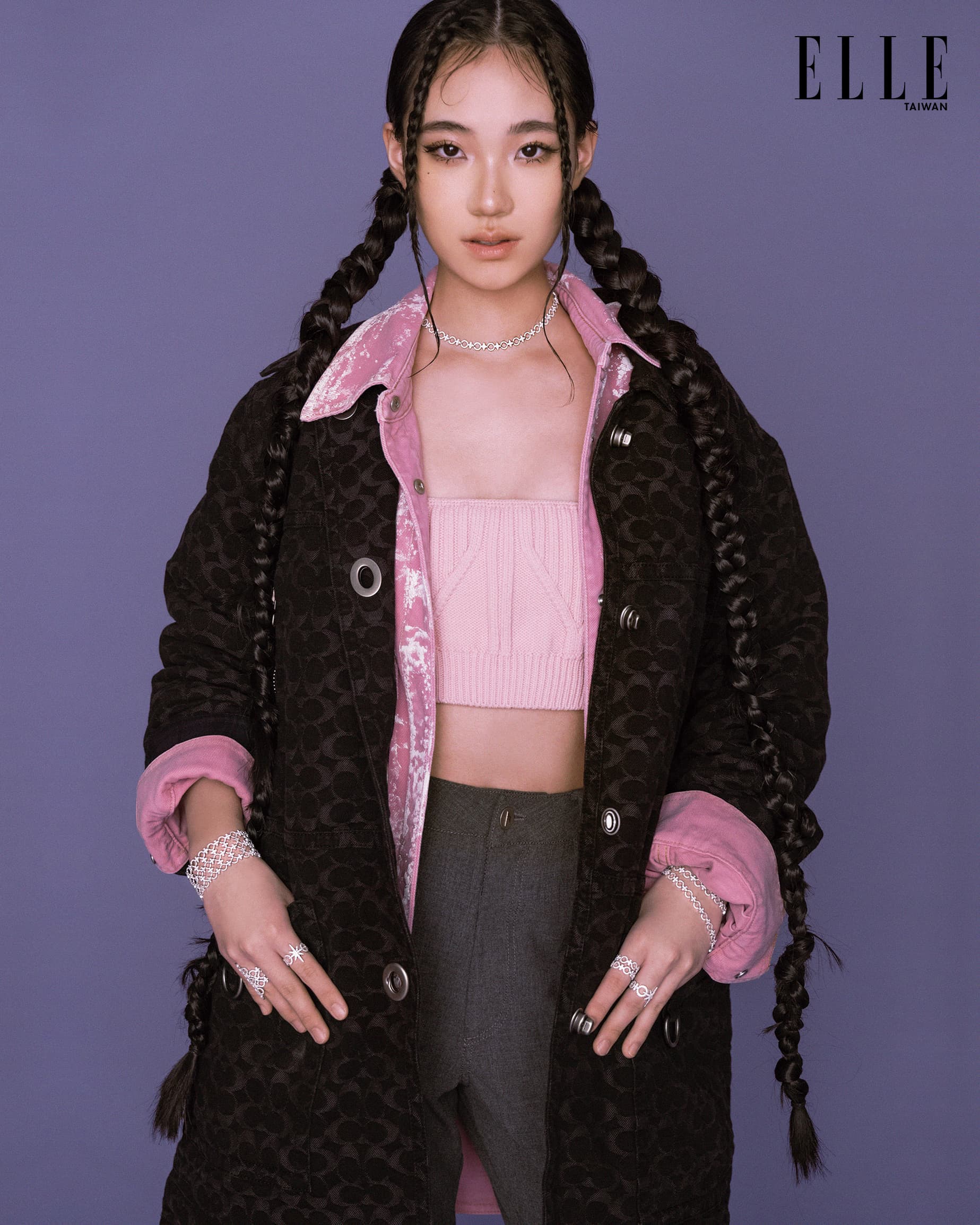 問Lily如果在路上遇見跟自己長得一模一樣的人,會想跟對方說些什麼?「我會希望她自由地活著,不要被社會的標準給框架,我也會問她喜歡吃草莓冰淇淋嗎?如果她也喜歡吃,我會約她一起去吃!」(《ELLE》國際中文版雜誌提供)