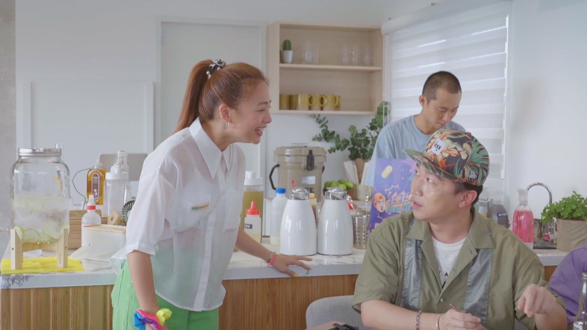 店長吳映潔大誇狗腿應徵者張立東,直呼我好想要你來店裡喔!(看娛樂提供)
