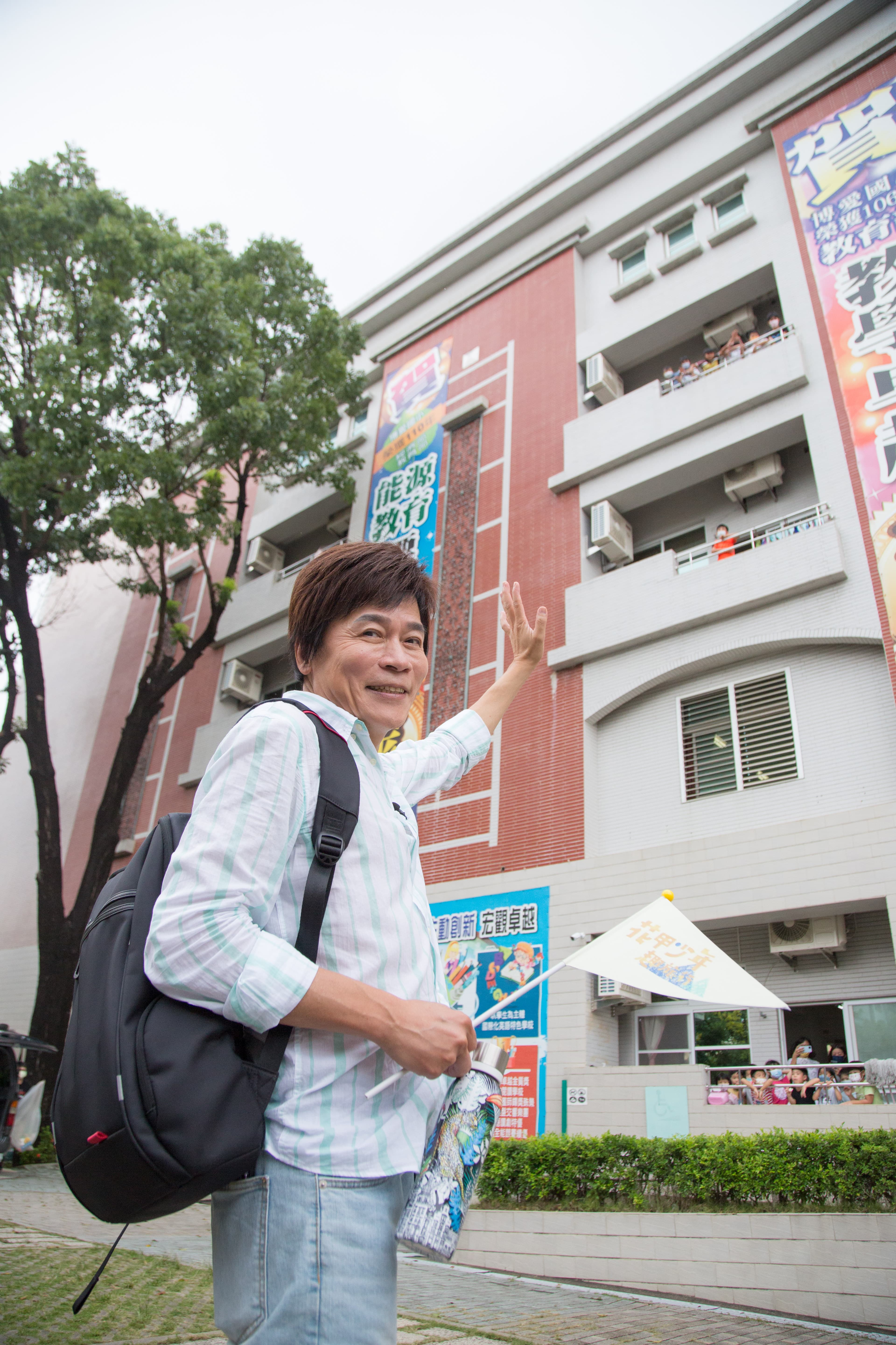 洪榮宏重回母校出外景。(東森提供)