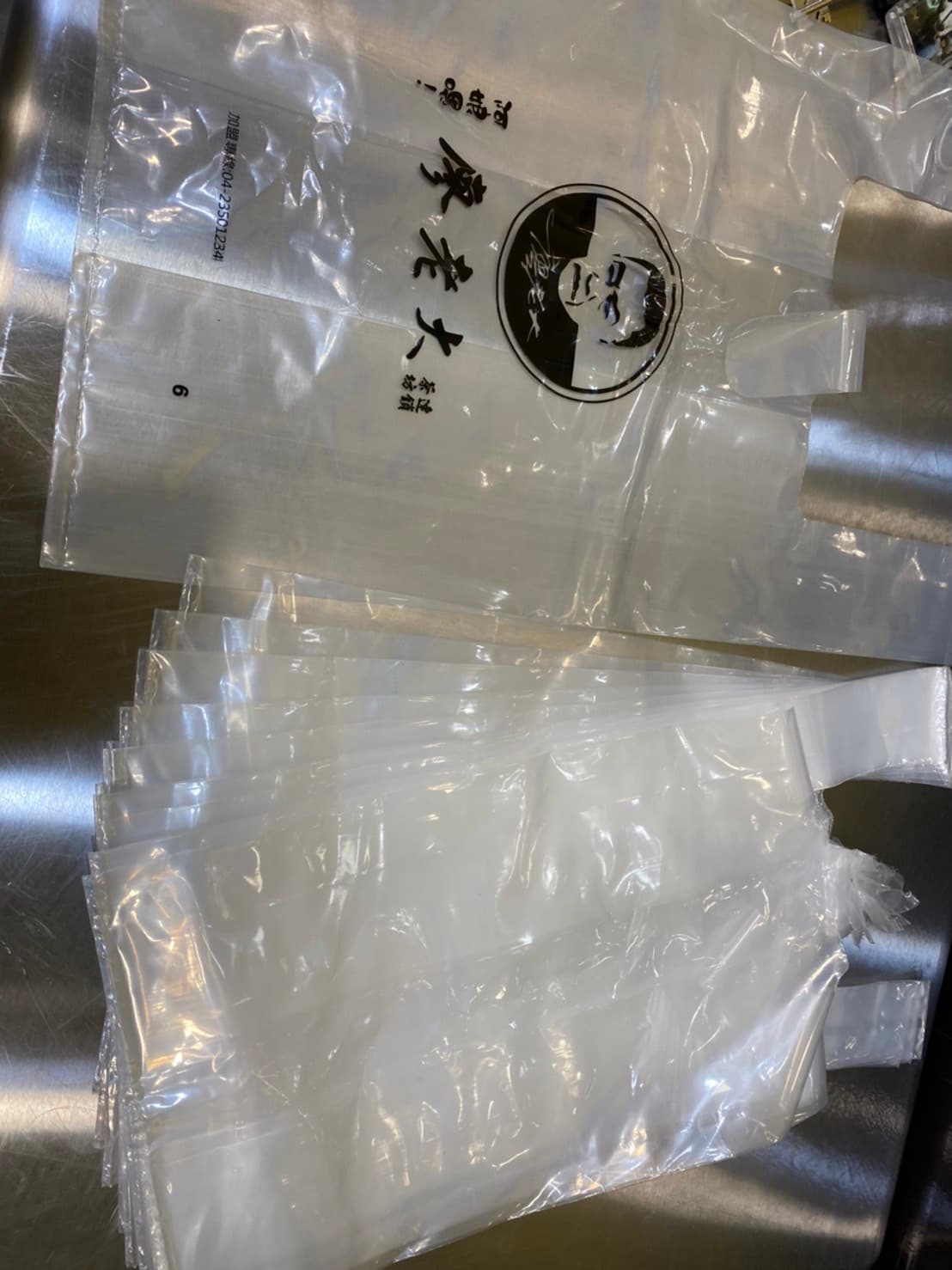 總部將未印logo的透明塑膠袋跟封膜賣給加盟主。(讀者提供)