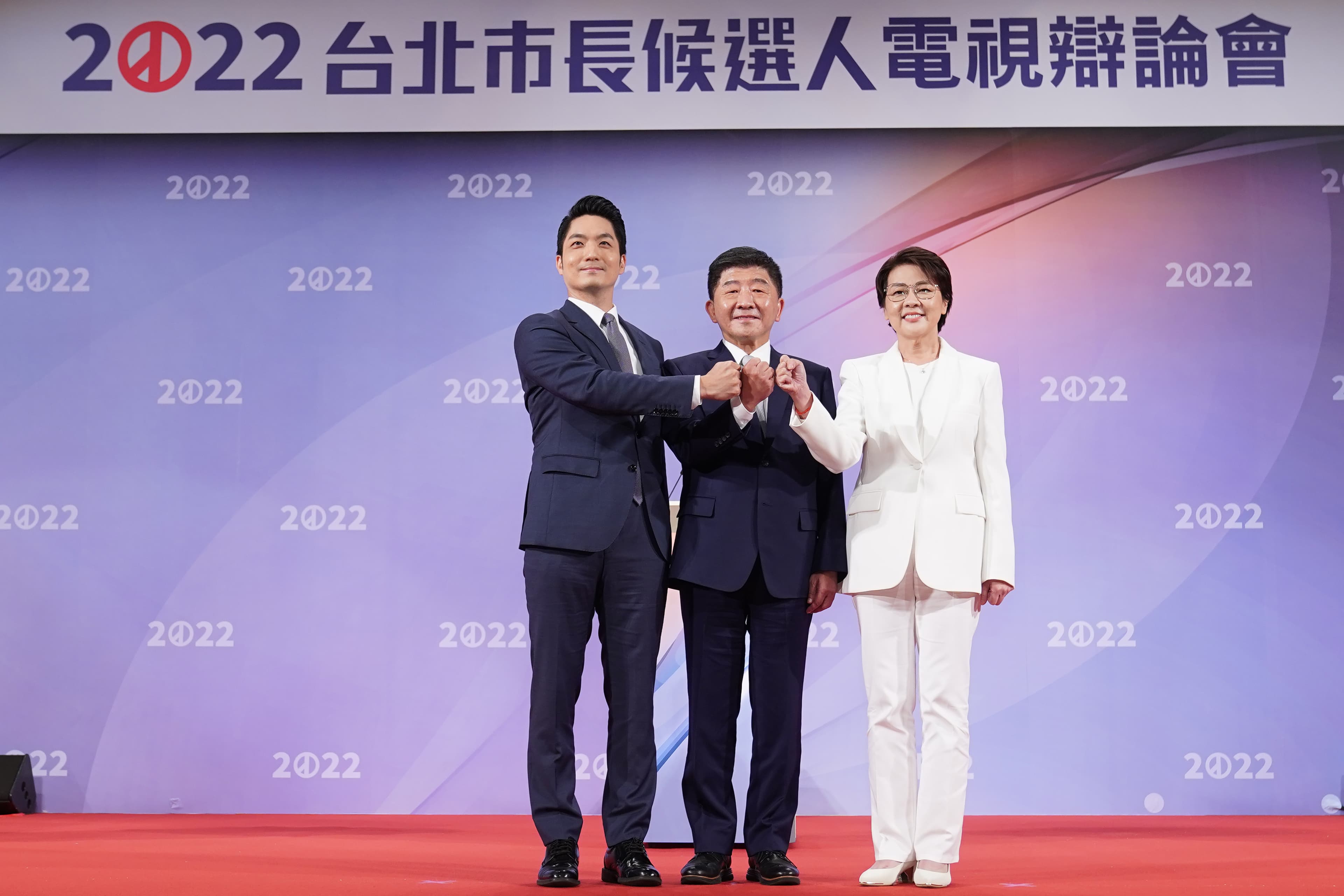 蔣萬安（左起）、陳時中、黃珊珊今出席由TVBS、三立主辦的電視辯論會。（主辦單位提供）