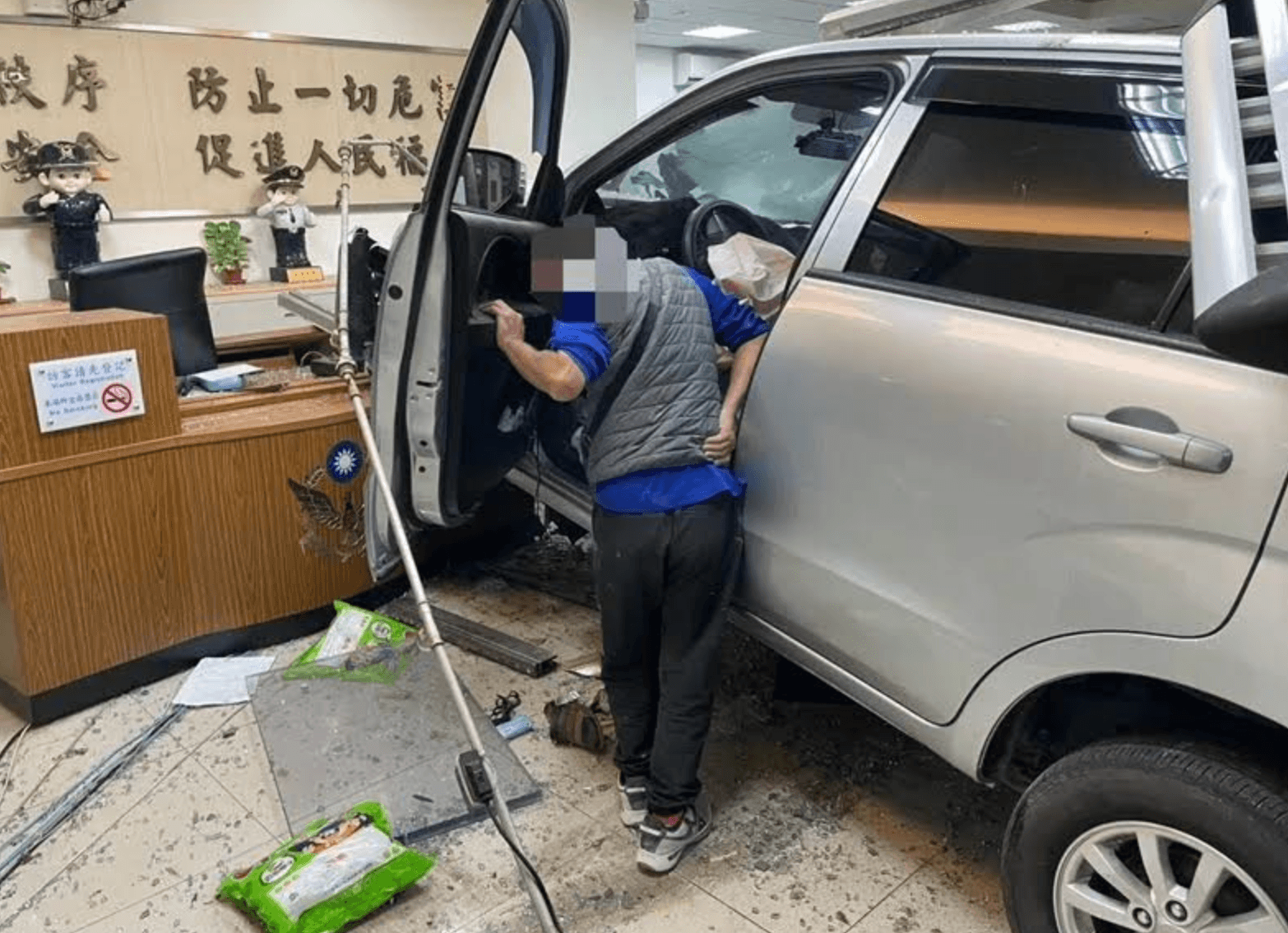 蔡男沒有明顯傷痕，可自行行走，乖乖地回到車上拿證件。（圖／翻攝畫面）  