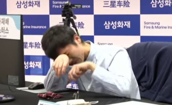 卞相壹因自責而情緒崩潰,連解說員都傻眼了。(翻攝自K바둑 YT頻道)