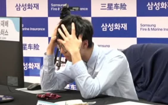 卞相壹因自責而情緒崩潰,連解說員都傻眼了。(翻攝自K바둑 YT頻道)