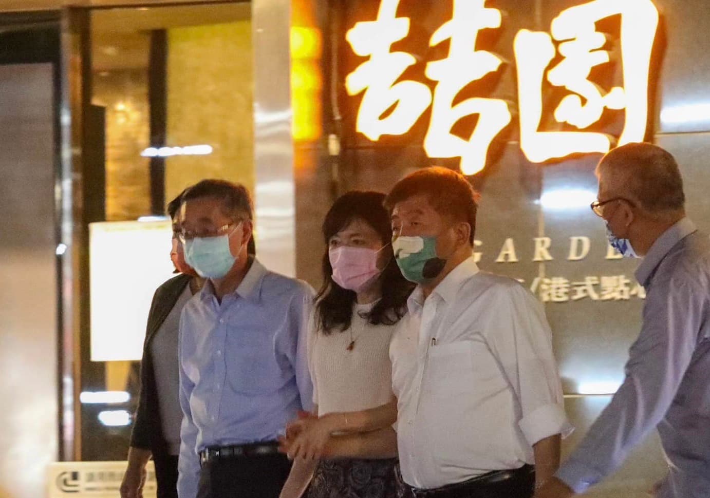徐巧芯在臉書PO出多張照片,指控陳時中身為公眾人物,對女性伸鹹豬手必須被檢視。(翻攝自徐巧芯臉書)