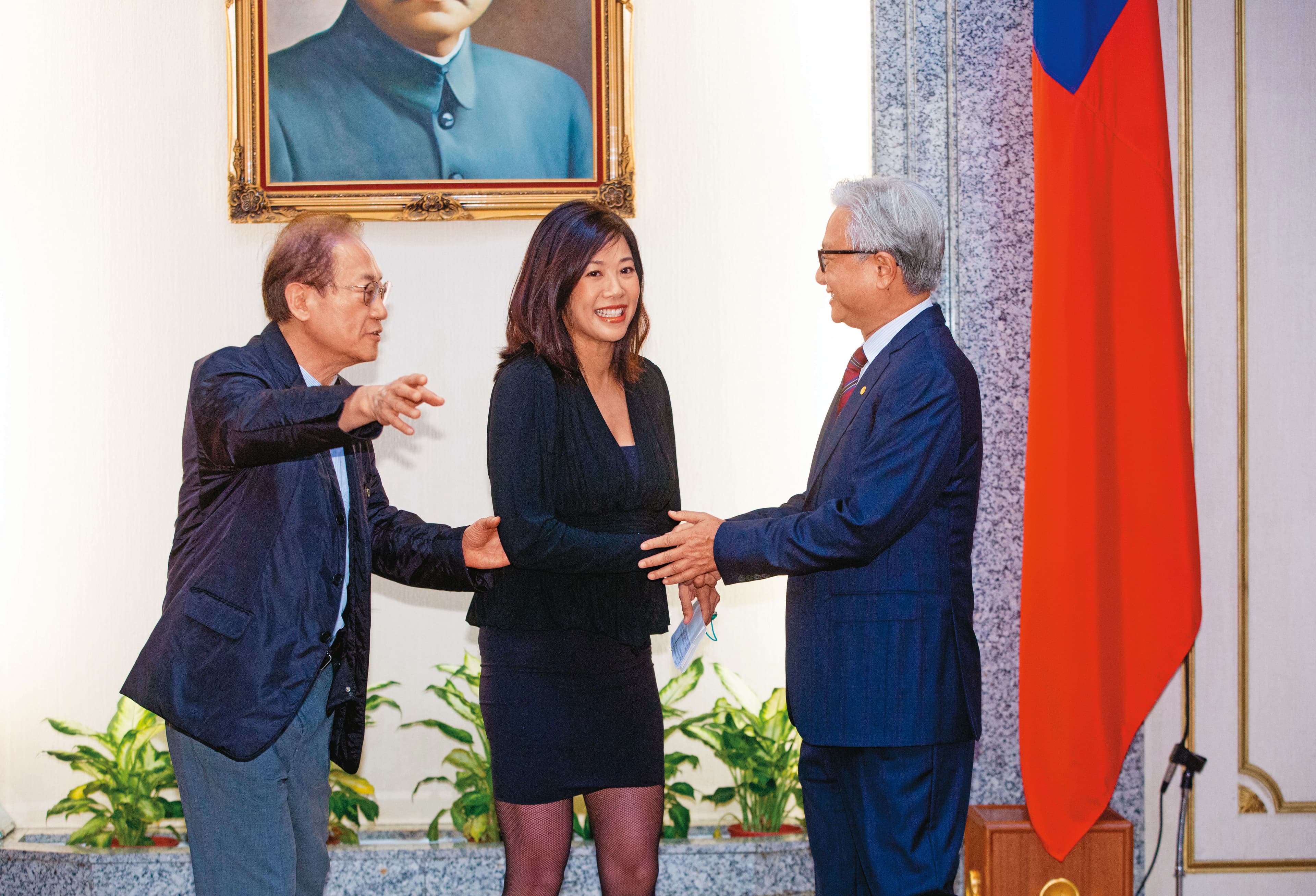 吳欣盈上週三就職立委,由她的四叔吳東昇、舅舅許顯榮代表家人到場。