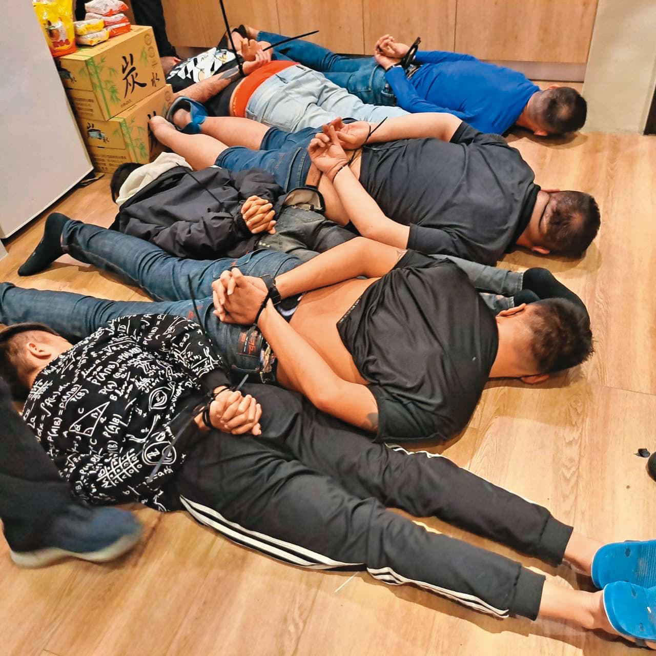 詐騙集團成員被警方上銬逮捕，準備移送法辦。 （警方提供）