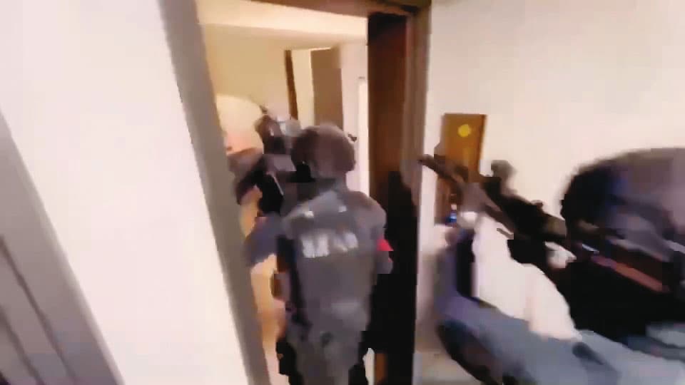 警方全副武裝攻堅破門,成功救出肉票。(警方提供)