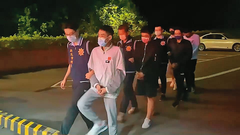 警方2地攻堅，共逮捕數十名詐騙集團成員。（警方提供）