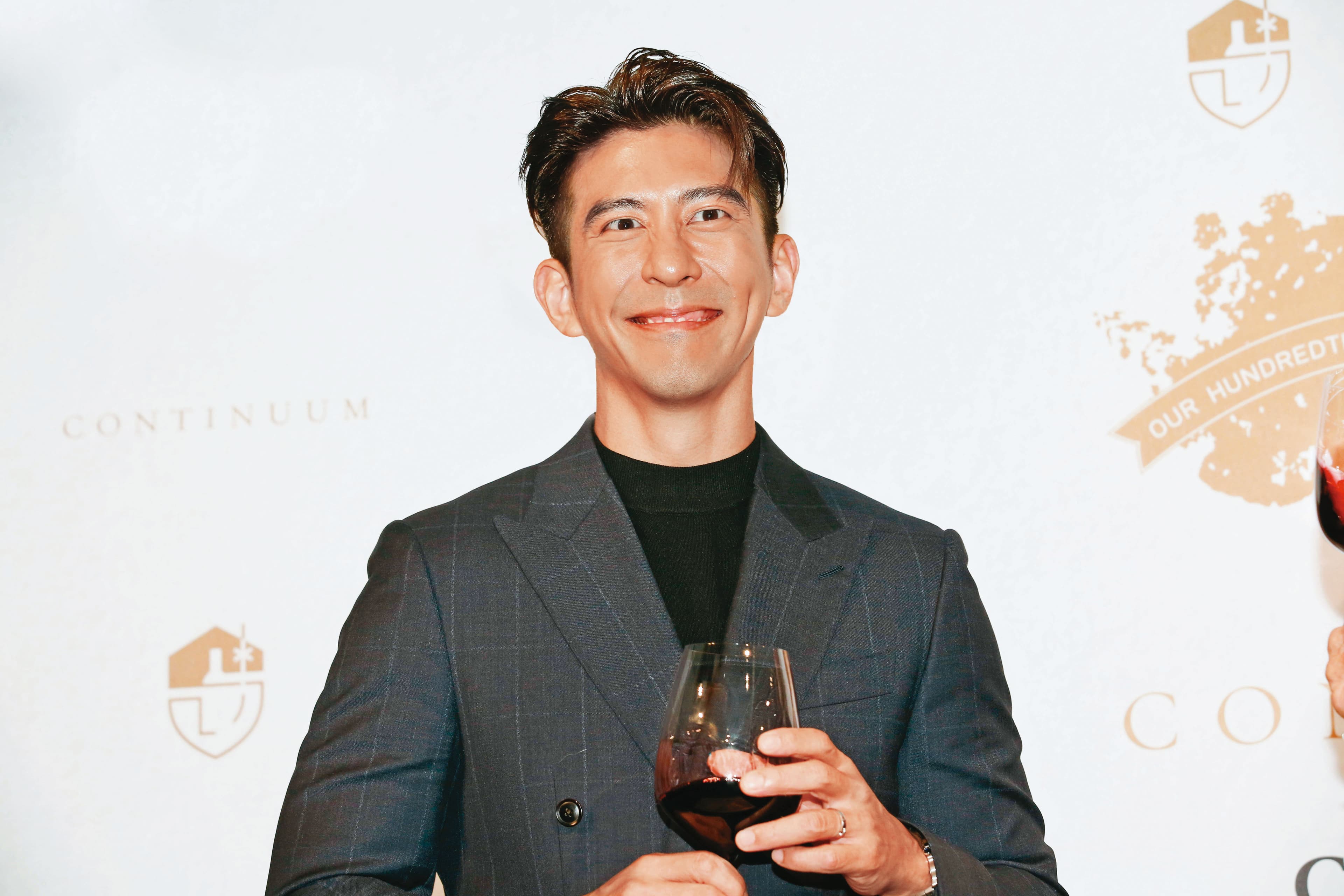 梧桐妹近來走辣妹風,修杰楷笑說:「只要不走光就好。」這是來自爸爸關愛的眼神~(遞藤條)