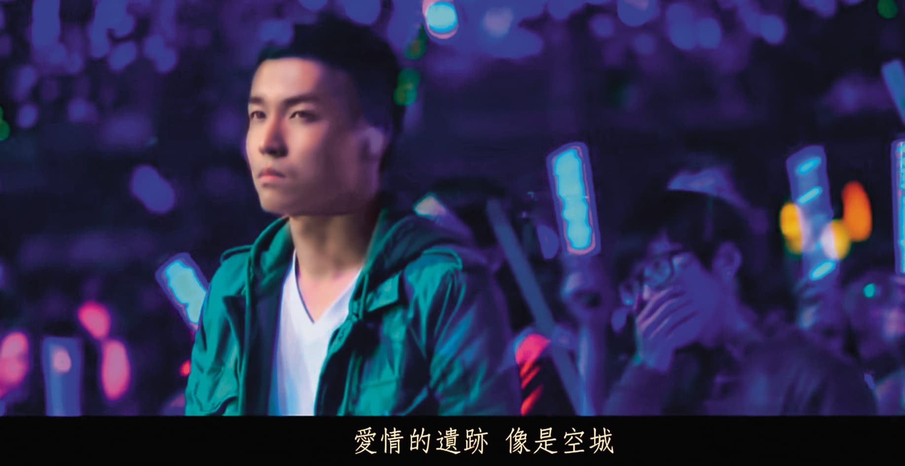 過往楊希謙曾演出多支天王及天后級的MV,但是後來轉去做幕後。(翻攝自相信音樂MV)
