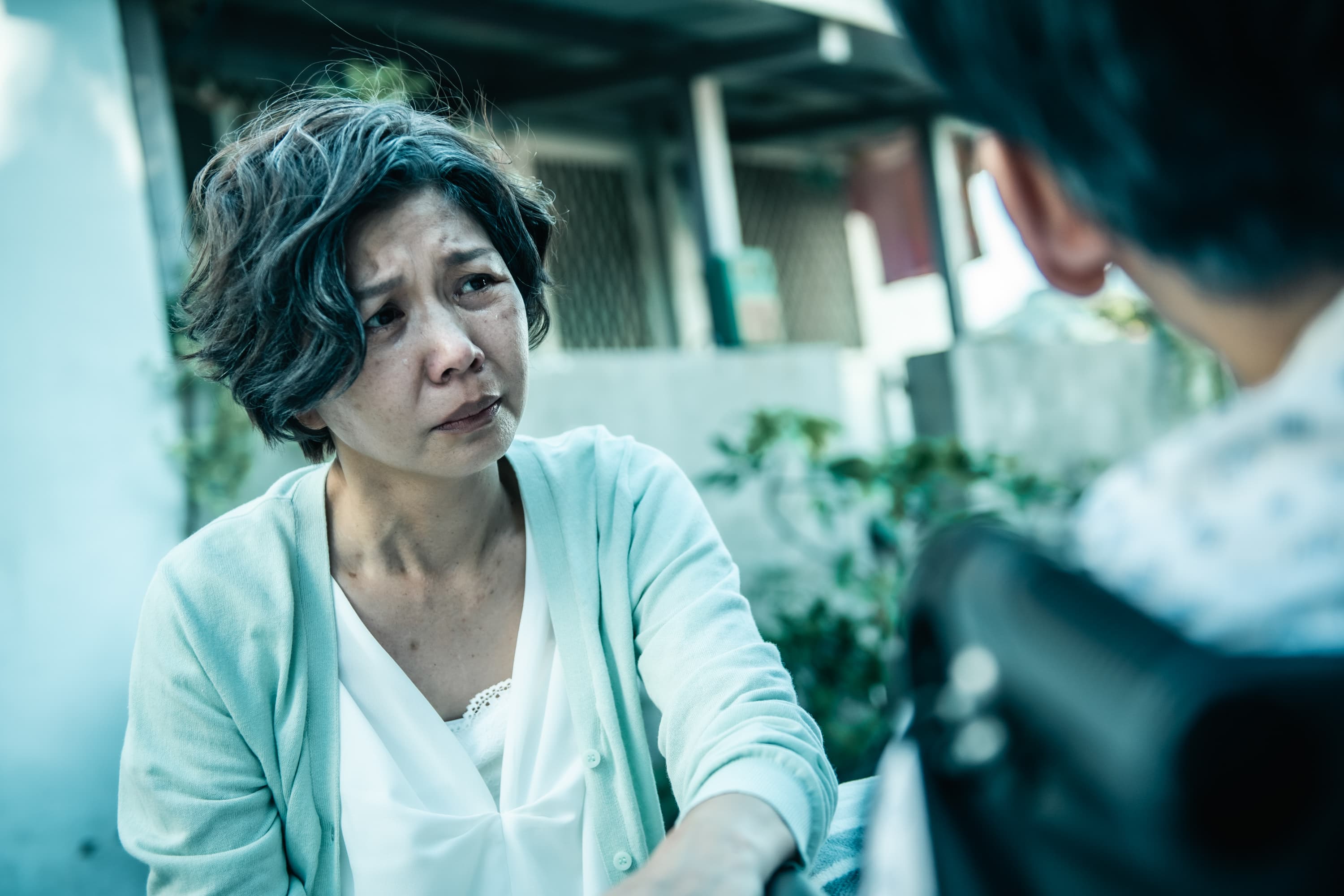 于子育飾狼師妻演技爆發,卓立導演讚層次分明沒有表演痕跡。(Netflix提供)