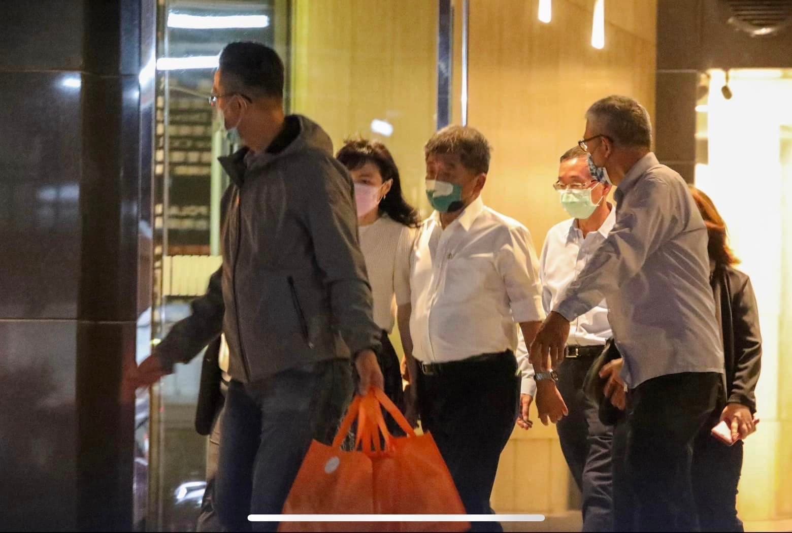 徐巧芯6日晚間在臉書PO出多張照片,指控陳時中對北市聯醫松德院區李姓女副院長「伸鹹豬手」。(翻攝自徐巧芯臉書)