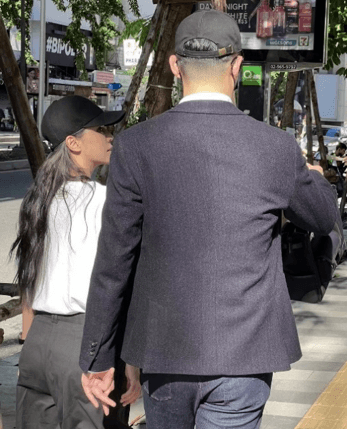 李毓芬與謝家家族成員一同現身曼谷街頭。(翻攝網路)