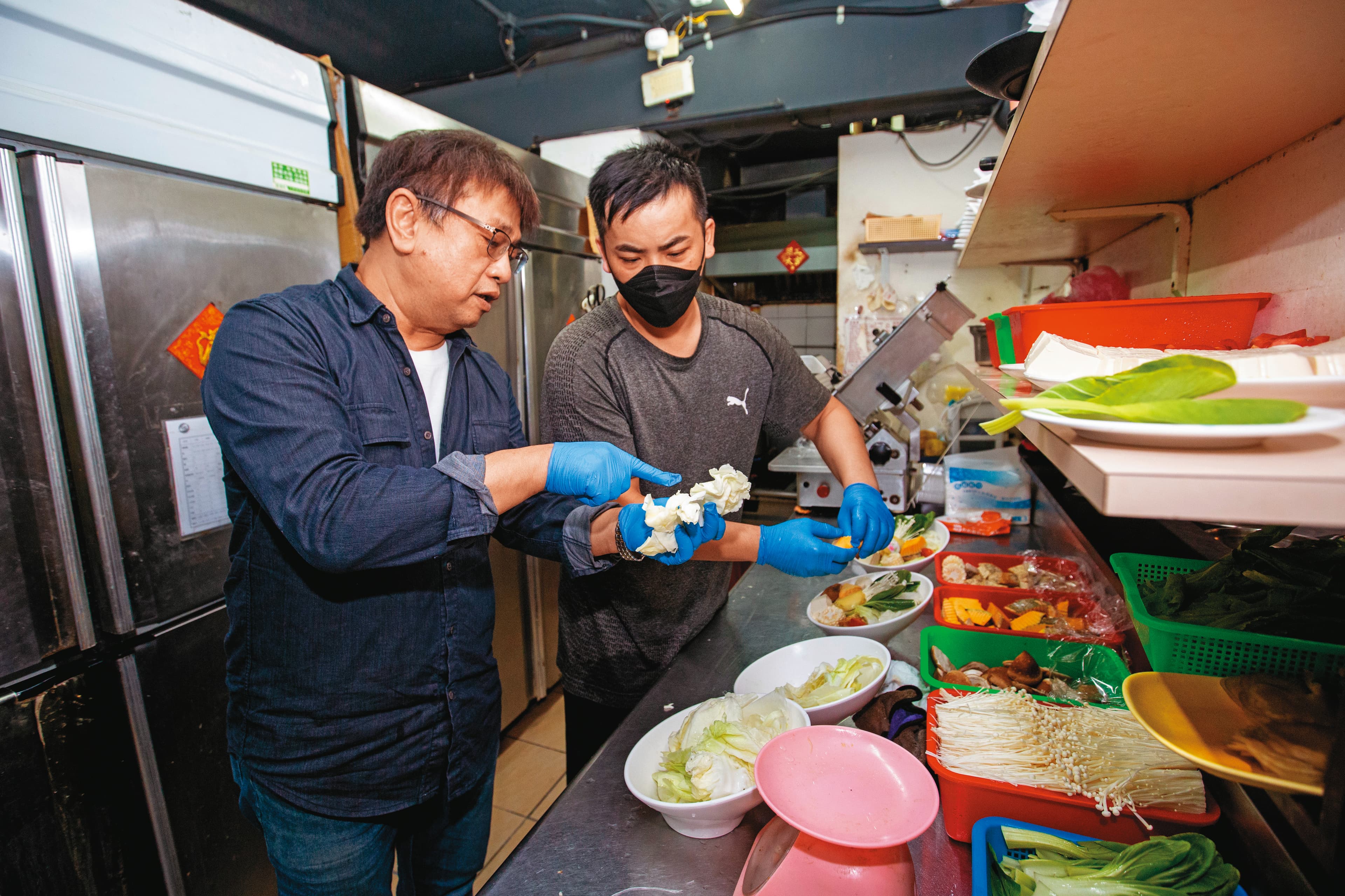 李丙增（左）要求食材新鮮、天然，使用的白菜也是精挑處理過，不能有太多菜梗。