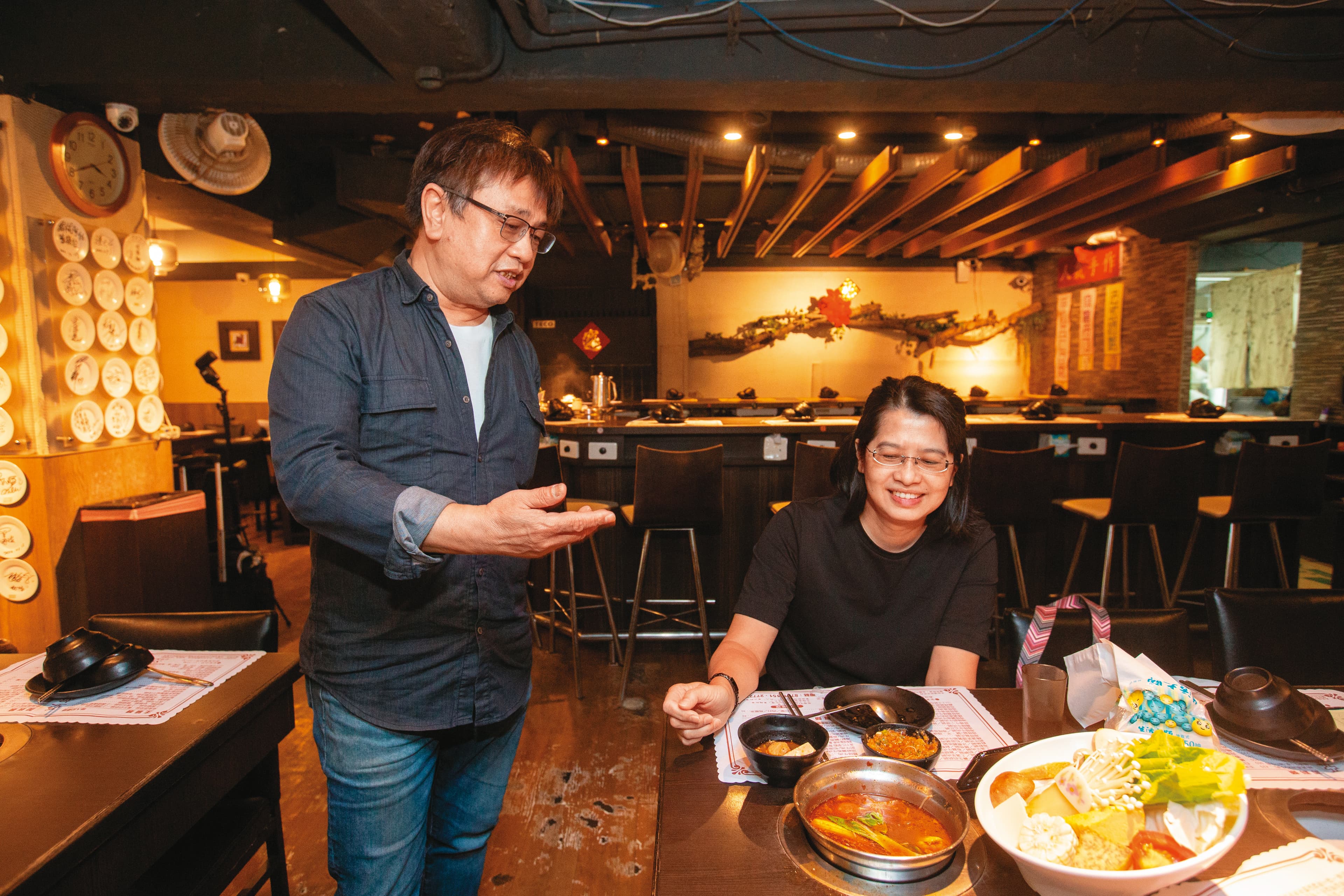 李丙增（左）跟顧客都像朋友，不僅知道姓名、職業，用餐時也會話家常。