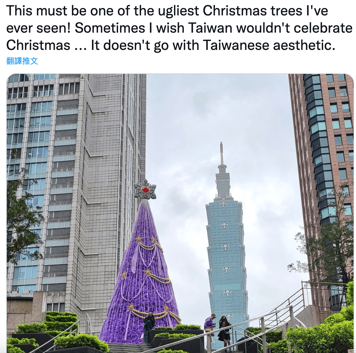 一名外國網友吐槽信義區路上的一顆耶誕樹。(翻攝自推特)