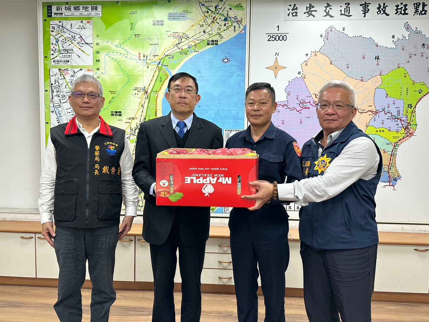 邢泰釗頒贈水果鼓勵花蓮警方查賄辛勞。（最高檢察署提供）